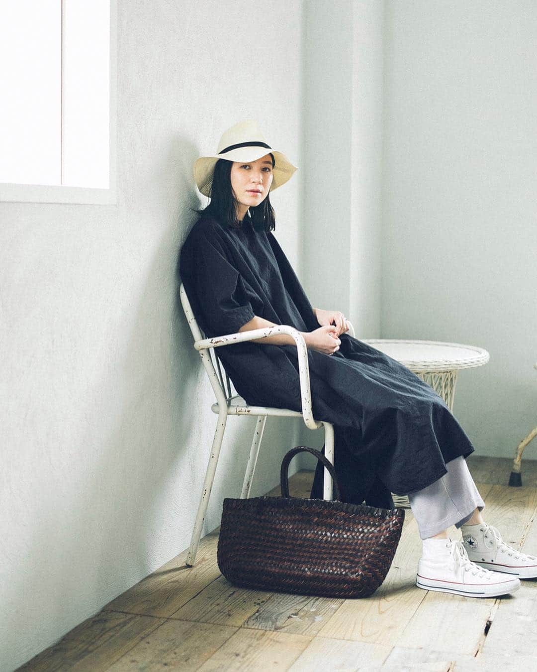ナチュランさんのインスタグラム写真 - (ナチュランInstagram)「ナチュラン限定の別注カラー【 ichi 】賢く着まわす コットンリネンワンピース﻿ ﻿ シンプルで上質なワンピースがひとつあれば、いろいろな着こなしを楽しめるこの季節。ichiとナチュランが提案する着まわし自在のワンピースは、春から夏までさらりと着られるコットンリネンのワンピースです。﻿ ﻿ 今回は、大人っぽくもまとまるブラックを、ナチュランだけの【別注】で仕立てました。﻿ ﻿ ﻿ ﻿ -----------﻿﻿﻿ ■コットンリネンワンピース［ICH-2A29-0679-D］﻿ シンプルだけど、こだわりの詰まった賢い1枚を、今回は３つのスタイルで着まわします。﻿ 前後で差のある着丈が特徴的なので、ボトムスをちらりと覗かせる遊びを効かせた重ね着がおすすめ。﻿ ﻿ ﻿ ﻿ -----------﻿﻿﻿ #今日のコーデ #コーディネート #ファッション #ナチュラル #ナチュラン #natulan #日々の暮らし #暮らしを楽しむ #シンプルライフ #シンプルコーデ #暮らし #春コーデ #大人コーデ #春 #春の装い　#コットンリネン #リネン #ワンピース #ichi　#natulan_official　@ichi_antiquites @okalichan」3月25日 18時00分 - natulan_official