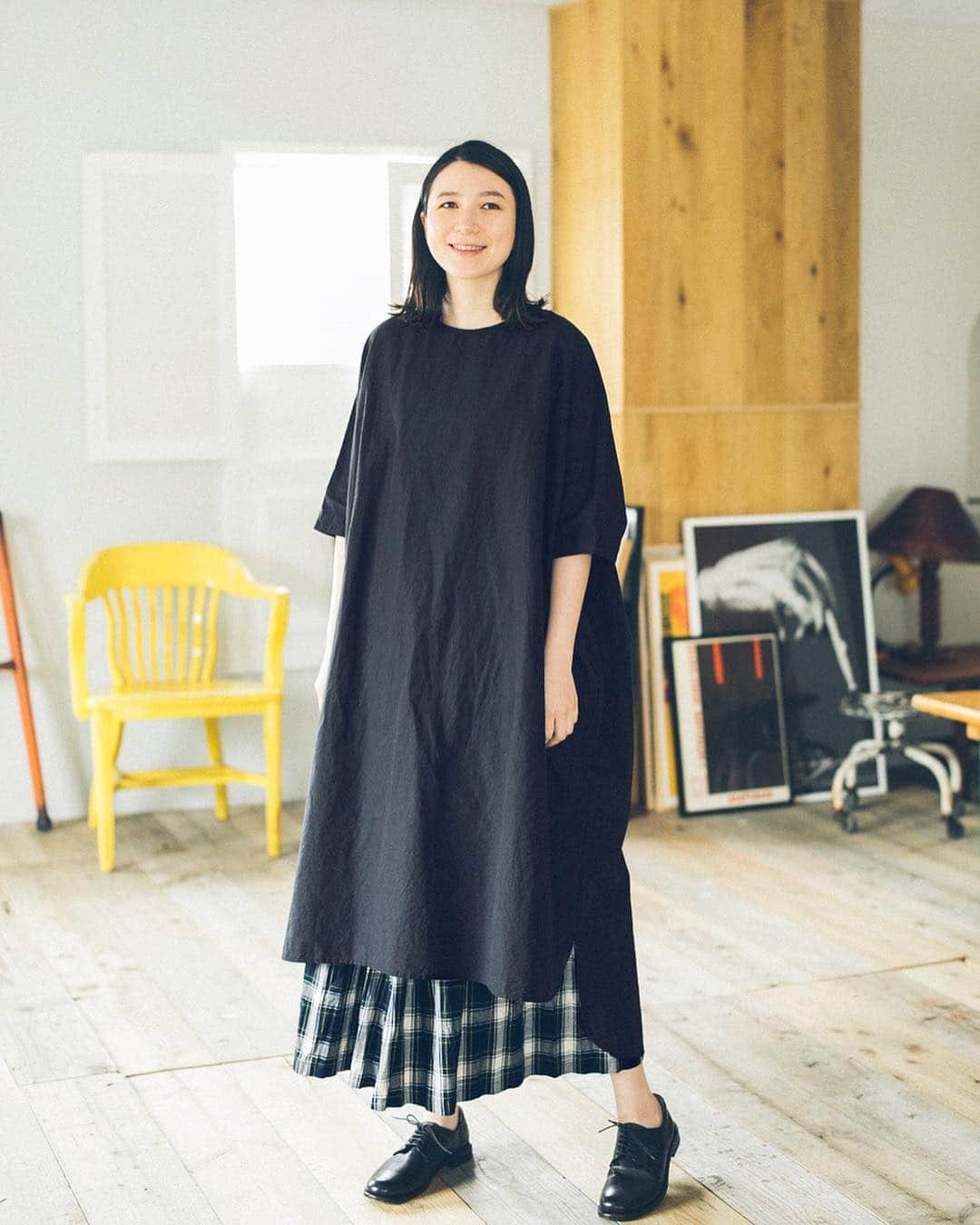 ナチュランさんのインスタグラム写真 - (ナチュランInstagram)「ナチュラン限定の別注カラー【 ichi 】賢く着まわす コットンリネンワンピース﻿ ﻿ シンプルで上質なワンピースがひとつあれば、いろいろな着こなしを楽しめるこの季節。ichiとナチュランが提案する着まわし自在のワンピースは、春から夏までさらりと着られるコットンリネンのワンピースです。﻿ ﻿ 今回は、大人っぽくもまとまるブラックを、ナチュランだけの【別注】で仕立てました。﻿ ﻿ ﻿ ﻿ -----------﻿﻿﻿ ■コットンリネンワンピース［ICH-2A29-0679-D］﻿ シンプルだけど、こだわりの詰まった賢い1枚を、今回は３つのスタイルで着まわします。﻿ 前後で差のある着丈が特徴的なので、ボトムスをちらりと覗かせる遊びを効かせた重ね着がおすすめ。﻿ ﻿ ﻿ ﻿ -----------﻿﻿﻿ #今日のコーデ #コーディネート #ファッション #ナチュラル #ナチュラン #natulan #日々の暮らし #暮らしを楽しむ #シンプルライフ #シンプルコーデ #暮らし #春コーデ #大人コーデ #春 #春の装い　#コットンリネン #リネン #ワンピース #ichi　#natulan_official　@ichi_antiquites @okalichan」3月25日 18時00分 - natulan_official