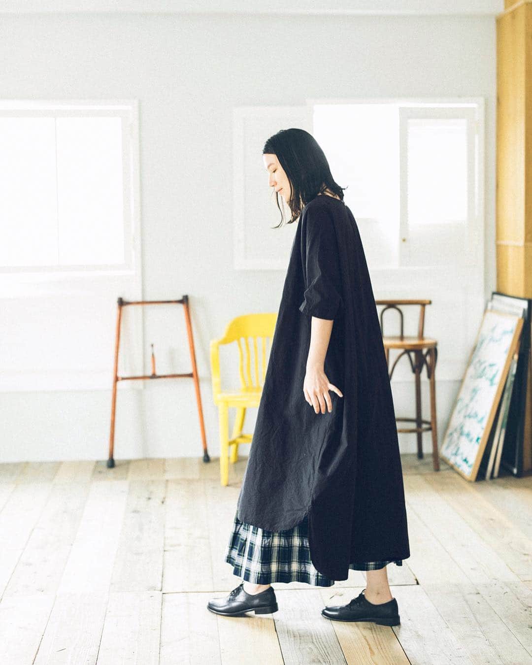 ナチュランさんのインスタグラム写真 - (ナチュランInstagram)「ナチュラン限定の別注カラー【 ichi 】賢く着まわす コットンリネンワンピース﻿ ﻿ シンプルで上質なワンピースがひとつあれば、いろいろな着こなしを楽しめるこの季節。ichiとナチュランが提案する着まわし自在のワンピースは、春から夏までさらりと着られるコットンリネンのワンピースです。﻿ ﻿ 今回は、大人っぽくもまとまるブラックを、ナチュランだけの【別注】で仕立てました。﻿ ﻿ ﻿ ﻿ -----------﻿﻿﻿ ■コットンリネンワンピース［ICH-2A29-0679-D］﻿ シンプルだけど、こだわりの詰まった賢い1枚を、今回は３つのスタイルで着まわします。﻿ 前後で差のある着丈が特徴的なので、ボトムスをちらりと覗かせる遊びを効かせた重ね着がおすすめ。﻿ ﻿ ﻿ ﻿ -----------﻿﻿﻿ #今日のコーデ #コーディネート #ファッション #ナチュラル #ナチュラン #natulan #日々の暮らし #暮らしを楽しむ #シンプルライフ #シンプルコーデ #暮らし #春コーデ #大人コーデ #春 #春の装い　#コットンリネン #リネン #ワンピース #ichi　#natulan_official　@ichi_antiquites @okalichan」3月25日 18時00分 - natulan_official