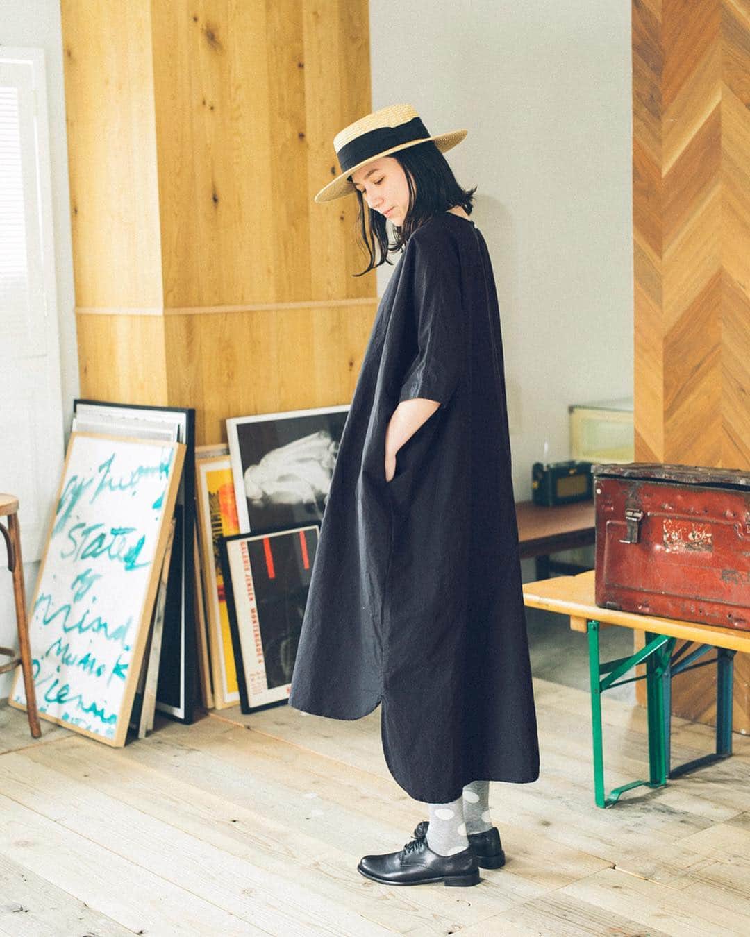 ナチュランさんのインスタグラム写真 - (ナチュランInstagram)「ナチュラン限定の別注カラー【 ichi 】賢く着まわす コットンリネンワンピース﻿ ﻿ シンプルで上質なワンピースがひとつあれば、いろいろな着こなしを楽しめるこの季節。ichiとナチュランが提案する着まわし自在のワンピースは、春から夏までさらりと着られるコットンリネンのワンピースです。﻿ ﻿ 今回は、大人っぽくもまとまるブラックを、ナチュランだけの【別注】で仕立てました。﻿ ﻿ ﻿ ﻿ -----------﻿﻿﻿ ■コットンリネンワンピース［ICH-2A29-0679-D］﻿ シンプルだけど、こだわりの詰まった賢い1枚を、今回は３つのスタイルで着まわします。﻿ 前後で差のある着丈が特徴的なので、ボトムスをちらりと覗かせる遊びを効かせた重ね着がおすすめ。﻿ ﻿ ﻿ ﻿ -----------﻿﻿﻿ #今日のコーデ #コーディネート #ファッション #ナチュラル #ナチュラン #natulan #日々の暮らし #暮らしを楽しむ #シンプルライフ #シンプルコーデ #暮らし #春コーデ #大人コーデ #春 #春の装い　#コットンリネン #リネン #ワンピース #ichi　#natulan_official　@ichi_antiquites @okalichan」3月25日 18時00分 - natulan_official
