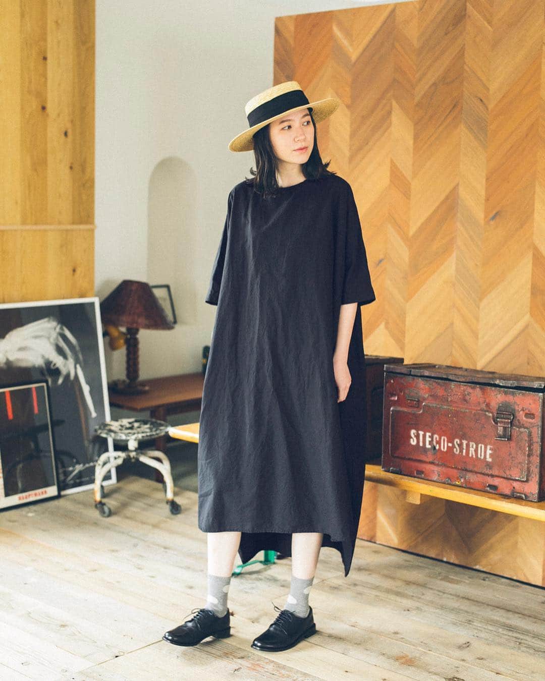 ナチュランさんのインスタグラム写真 - (ナチュランInstagram)「ナチュラン限定の別注カラー【 ichi 】賢く着まわす コットンリネンワンピース﻿ ﻿ シンプルで上質なワンピースがひとつあれば、いろいろな着こなしを楽しめるこの季節。ichiとナチュランが提案する着まわし自在のワンピースは、春から夏までさらりと着られるコットンリネンのワンピースです。﻿ ﻿ 今回は、大人っぽくもまとまるブラックを、ナチュランだけの【別注】で仕立てました。﻿ ﻿ ﻿ ﻿ -----------﻿﻿﻿ ■コットンリネンワンピース［ICH-2A29-0679-D］﻿ シンプルだけど、こだわりの詰まった賢い1枚を、今回は３つのスタイルで着まわします。﻿ 前後で差のある着丈が特徴的なので、ボトムスをちらりと覗かせる遊びを効かせた重ね着がおすすめ。﻿ ﻿ ﻿ ﻿ -----------﻿﻿﻿ #今日のコーデ #コーディネート #ファッション #ナチュラル #ナチュラン #natulan #日々の暮らし #暮らしを楽しむ #シンプルライフ #シンプルコーデ #暮らし #春コーデ #大人コーデ #春 #春の装い　#コットンリネン #リネン #ワンピース #ichi　#natulan_official　@ichi_antiquites @okalichan」3月25日 18時00分 - natulan_official
