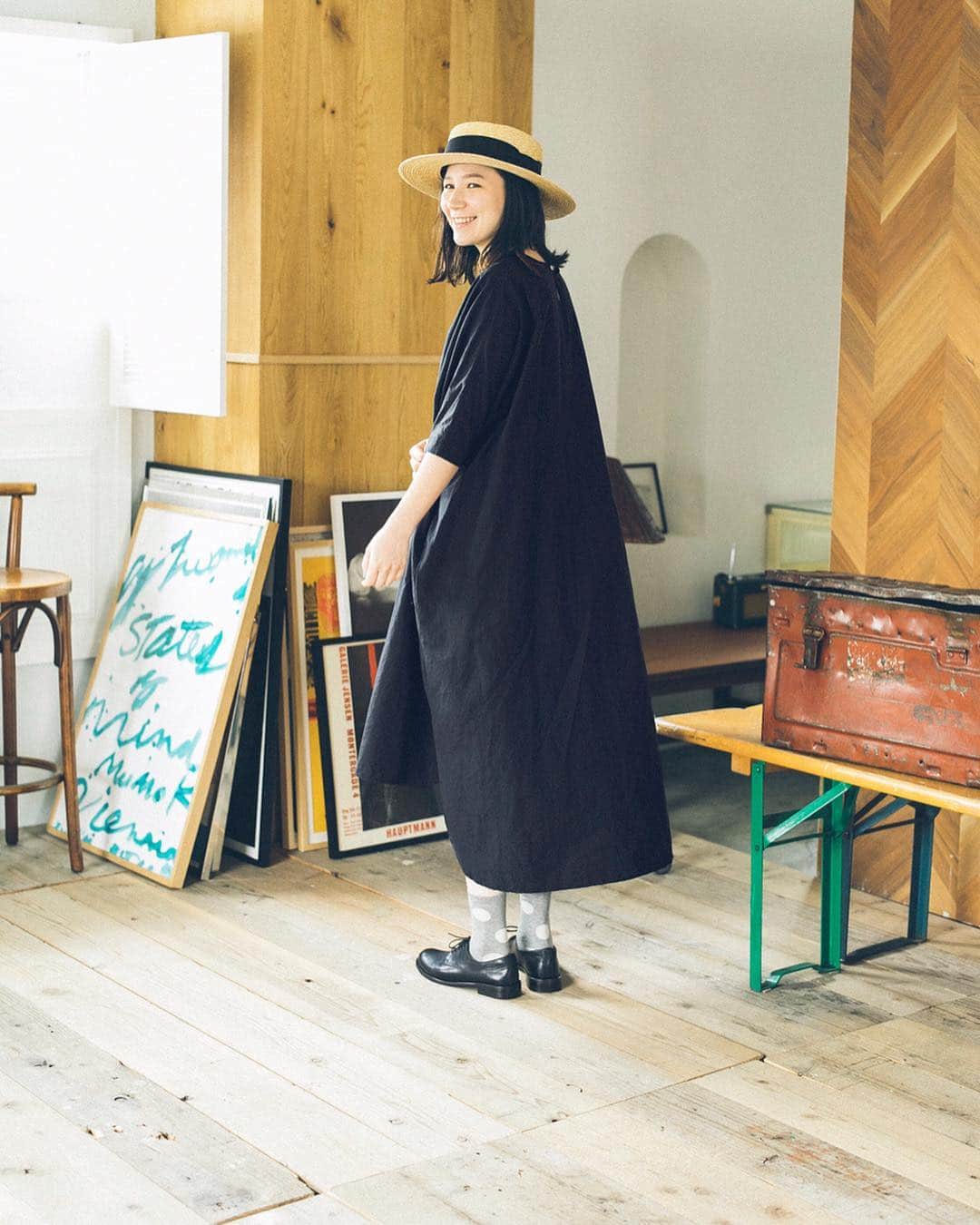ナチュランさんのインスタグラム写真 - (ナチュランInstagram)「ナチュラン限定の別注カラー【 ichi 】賢く着まわす コットンリネンワンピース﻿ ﻿ シンプルで上質なワンピースがひとつあれば、いろいろな着こなしを楽しめるこの季節。ichiとナチュランが提案する着まわし自在のワンピースは、春から夏までさらりと着られるコットンリネンのワンピースです。﻿ ﻿ 今回は、大人っぽくもまとまるブラックを、ナチュランだけの【別注】で仕立てました。﻿ ﻿ ﻿ ﻿ -----------﻿﻿﻿ ■コットンリネンワンピース［ICH-2A29-0679-D］﻿ シンプルだけど、こだわりの詰まった賢い1枚を、今回は３つのスタイルで着まわします。﻿ 前後で差のある着丈が特徴的なので、ボトムスをちらりと覗かせる遊びを効かせた重ね着がおすすめ。﻿ ﻿ ﻿ ﻿ -----------﻿﻿﻿ #今日のコーデ #コーディネート #ファッション #ナチュラル #ナチュラン #natulan #日々の暮らし #暮らしを楽しむ #シンプルライフ #シンプルコーデ #暮らし #春コーデ #大人コーデ #春 #春の装い　#コットンリネン #リネン #ワンピース #ichi　#natulan_official　@ichi_antiquites @okalichan」3月25日 18時00分 - natulan_official
