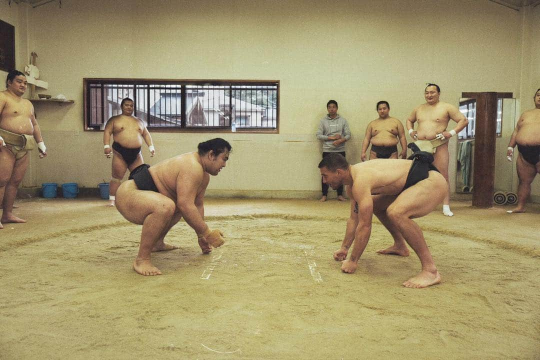 ルーカス・ポドルスキさんのインスタグラム写真 - (ルーカス・ポドルスキInstagram)「Who wins? 💪🏻😉 #Sumo #Poldi」3月25日 18時02分 - lukaspodolski