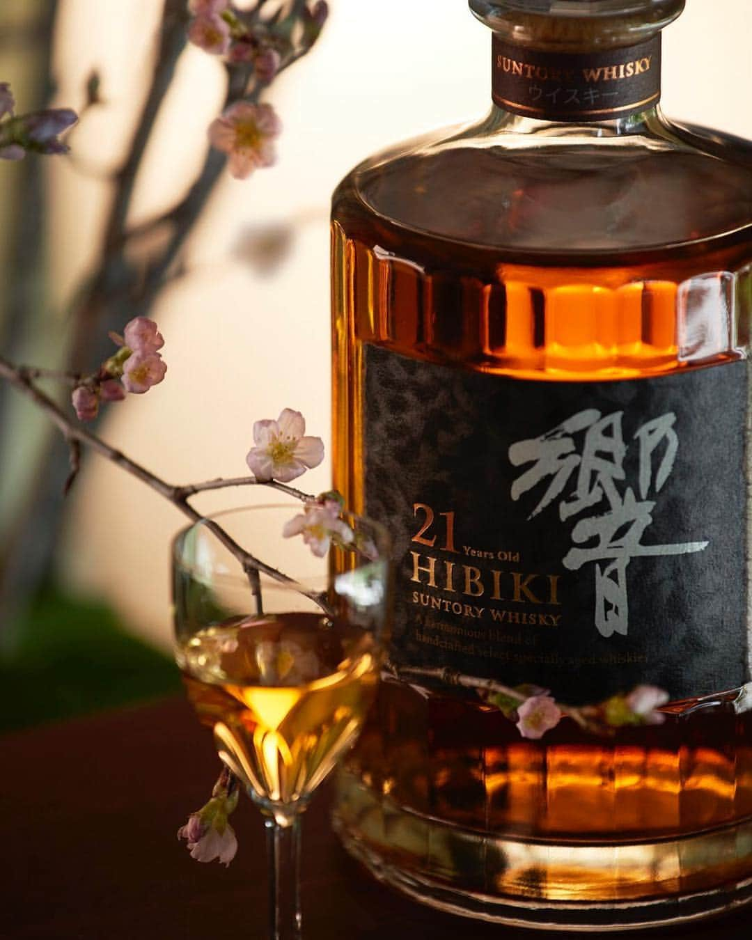 響 | SUNTORY WHISKY HIBIKIさんのインスタグラム写真 - (響 | SUNTORY WHISKY HIBIKIInstagram)「. HIBIKI TIME 甘美を極めた香味に包まれる Envelop yourself in the luxuriously sweet flavor.  #響 #hibiki #響時間 #二十四節気 #春分 #春 #桜 #cherryblossom #withnature #suntorytime」3月25日 18時02分 - suntorywhisky_hibiki