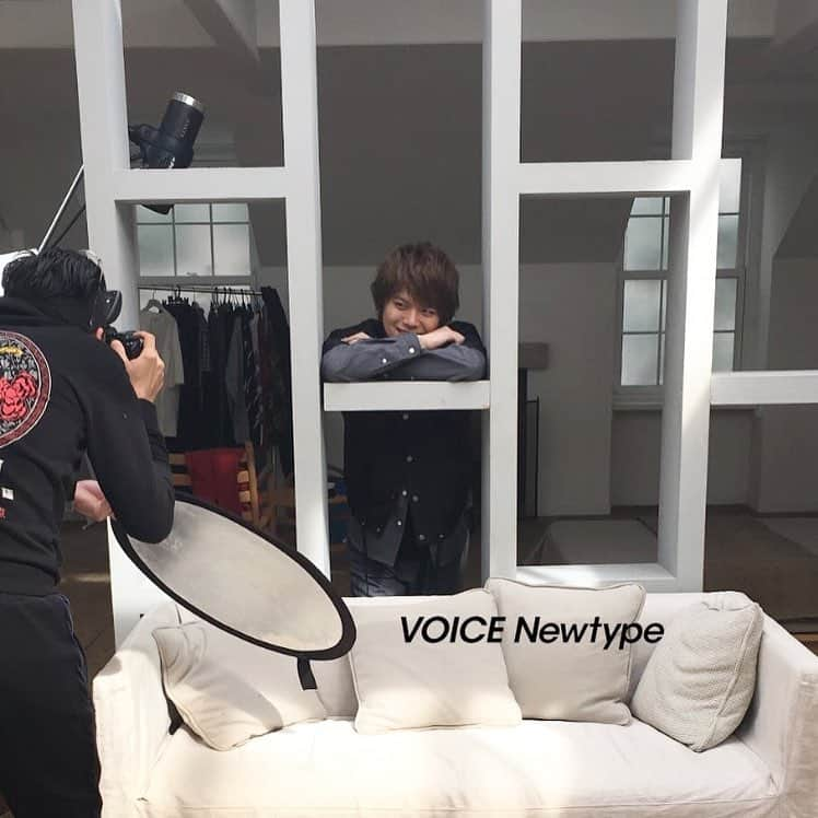 VOICE Newtypeさんのインスタグラム写真 - (VOICE NewtypeInstagram)「好評発売中💫「ボイスニュータイプNo.071」 内田雄馬さんメイキングショット📷 #内田雄馬 #ボイスニュータイプ #voicenewtype」3月25日 18時06分 - voice_newtype