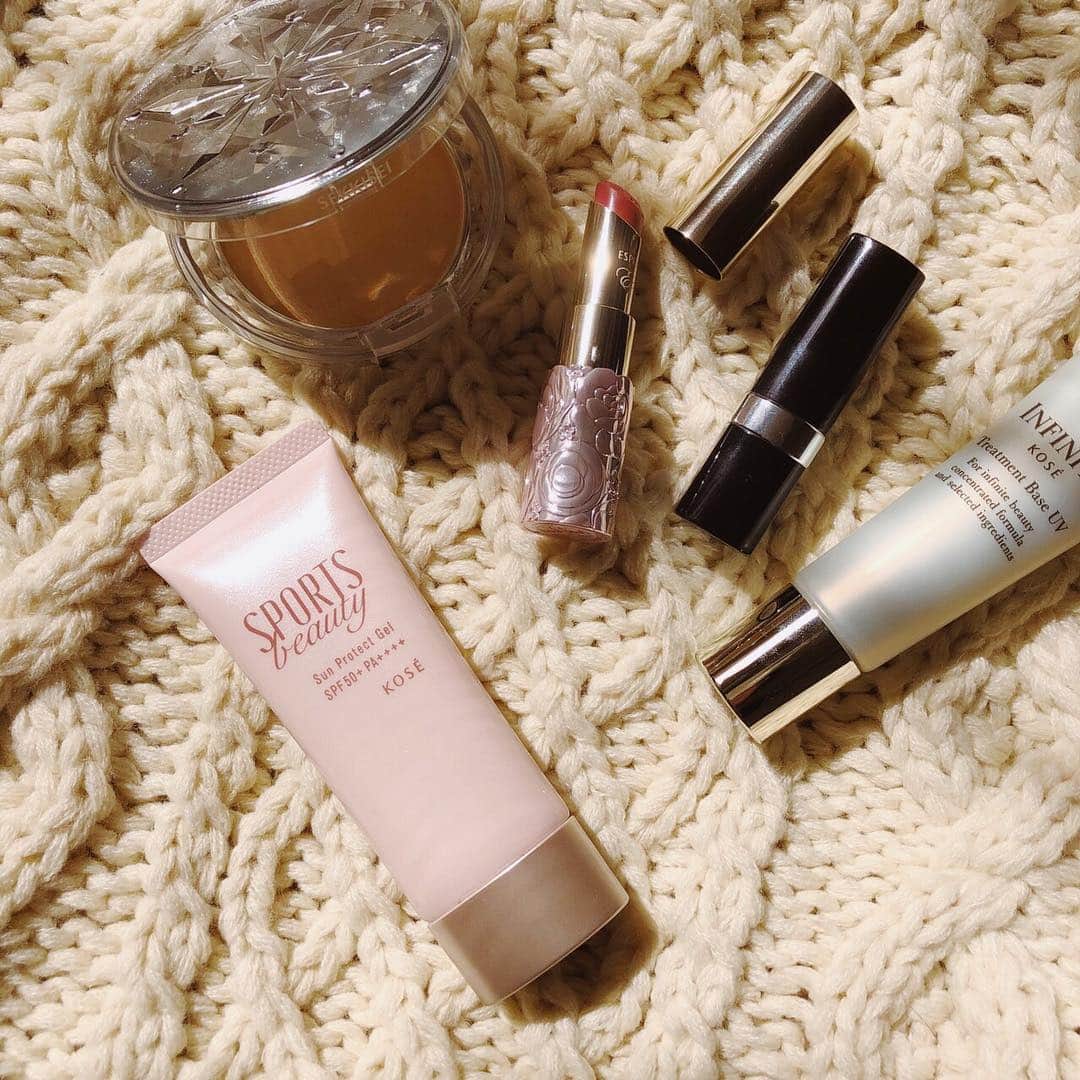 のインスタグラム：「. 生まれ変わったSPORTS beauty✨ 効果だけでなく見た目にもこだわって作りました。 ピンクの大人可愛いデザインボトルを持ち歩けば、女子力もアップ間違いなし！  #SPORTSbeauty #スポーツビューティ #スポビ #スポ美 #スポ美クラブ  #KOSE #コーセー #日焼け予防 #日焼け止め #日焼け対策 #紫外線 #紫外線対策 #紫外線予防 #UV #UV対策 #UVミルク  #suncare #美肌 #メタリックピンク #置き画 #ニット #ベージュニット #春ニット #バッグの中身 #カバンの中身 #cosme #春休み #春コスメ」