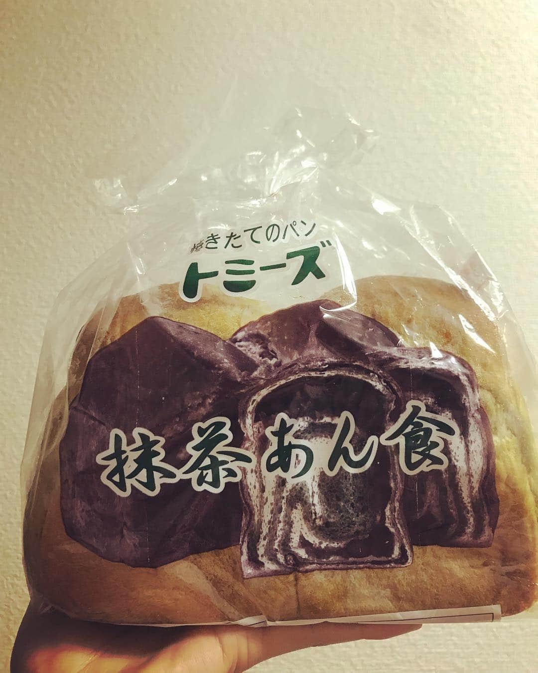 歌川菜穂さんのインスタグラム写真 - (歌川菜穂Instagram)「神戸 トミーズ 抹茶あん食 普通のあん食は売り切れでした。残念 でもうま～ 切って冷凍してちょっとずつ食べる🥰 #リファーストツアー #もぐもぐツアー #パン活」3月25日 18時19分 - utagawanao