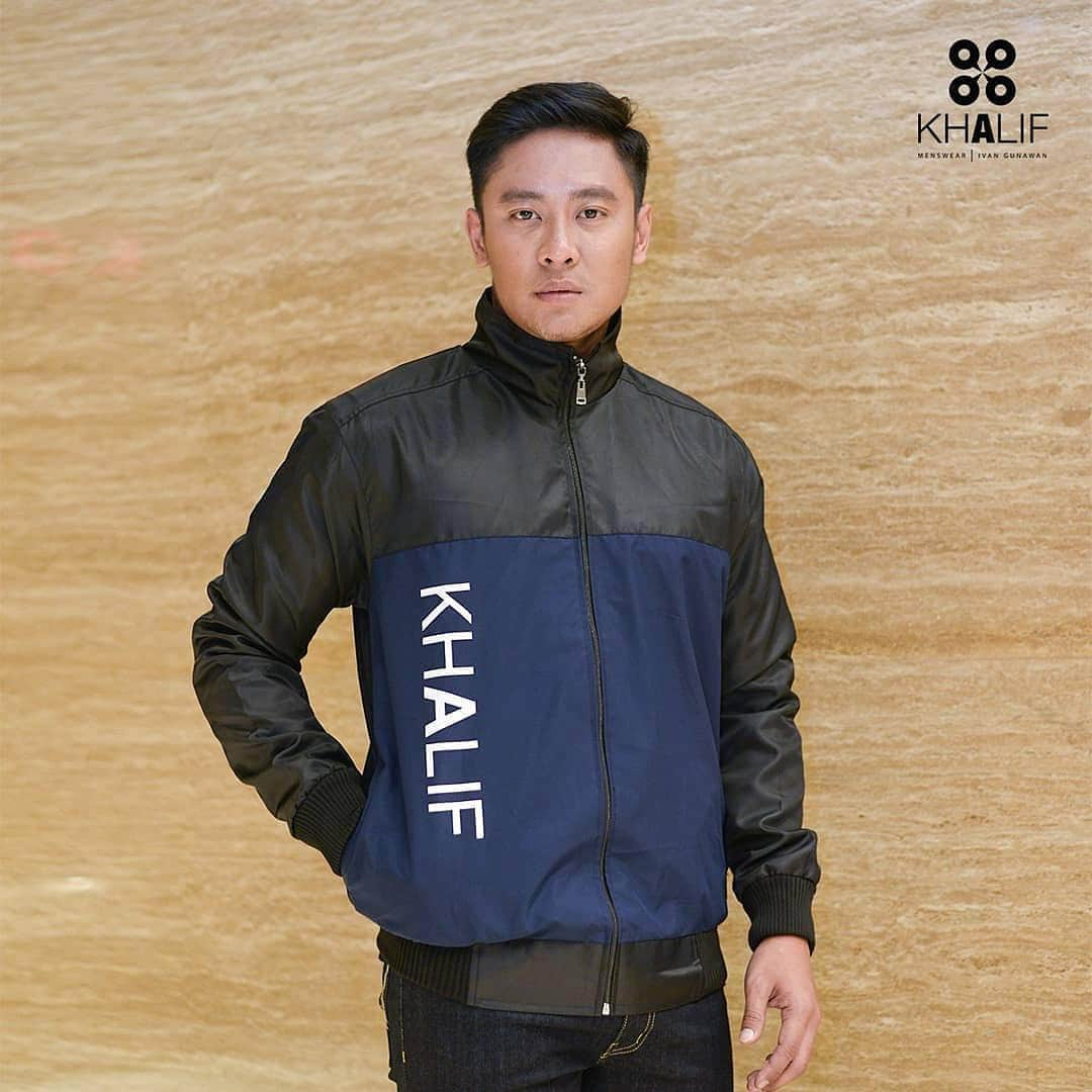 Ivan Gunawanさんのインスタグラム写真 - (Ivan GunawanInstagram)「Posted @withrepost • @khalif_menswear Udah pada tau jaket Hijrah 023 dari @khalif_menswear ini?? Outwear bagi semua pria itu sangat penting digunakan karena salah satu untuk menjafi penghangat tubuh saat berkendara, outwear juga harus mempunyai desain yang modis dan chic kaya Hijrah Jaket 023 ini membuat tampilan kamu makin Ganteng nih 👍 . Inframe : Hijrah Jacket 023 Brand Ambassador KHALIF @egitrieputra . Klik link di bio @khalif_menswear untuk belanja praktis tanpa antri ☝️ . Bisa kunjungi store kita juga di Jalan Pelajar Pejuang 45 No.60 (Samping Mandjha Ivan Gunawan) . Karena ganteng itu harus diperjuangkan ✊ . KHALIF Bikin Ganteng . . . . . #bikinganteng #kawankhalif #khalifmenswear #busanamuslimpria #busanapria #bajucowok #newtrends #bajukokokekinian #kokomodern #bajukokocasual #sportylooks #sportyoutfit #collection #iamkhalif #sportycollection #ivangunawan」3月25日 18時27分 - ivan_gunawan