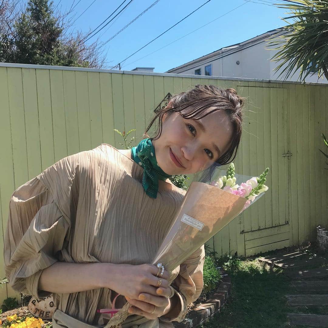 江本るり恵さんのインスタグラム写真 - (江本るり恵Instagram)「昨日で雑誌merの撮影がおわりました。 撮影終わりに金魚草というお花をイメージしてプレゼントして頂きました。💐 来月号私服盛りだくさんです、出来上がりが楽しみ。♡ #mer」3月25日 18時20分 - emotorurie