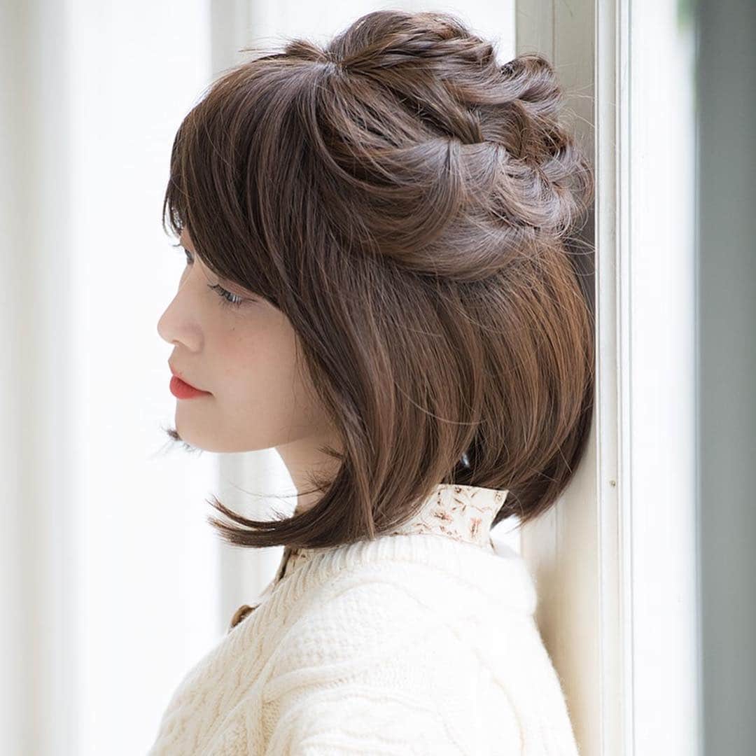 lineastoria_rakutenのインスタグラム：「*﻿﻿ *﻿﻿ New Arrival⸜🌷︎⸝‍﻿﻿ ﻿﻿ 「約束のボブ」から美容師コラボアレンジウィッグが登場😍﻿﻿ ﻿﻿ 美容師がアレンジした、上品で華やかなハーフアップ🌼✨﻿﻿ ﻿﻿ イベントやお出かけはもちろん、普段使いにもぴったりです😊👍﻿﻿ ﻿﻿ 🛍item﻿﻿ #美容師コラボアレンジ_約束のボブ﻿﻿ 🙎‍♀️model﻿﻿ #和田えりか ちゃん﻿﻿ @_wadaerika﻿﻿ ﻿ ✩ ⋆ ✩ ⋆ ✩ ⋆ ✩ ⋆ ✩﻿ ⋆ ✩ ⋆ ✩﻿ ﻿ ﻿ 楽天市場では、お買い物マラソン開催中👛💸💕﻿ さらに！本日3/25は、エントリー＆楽天カードのご利用でポイント５倍になる超オトクな日です😳💓﻿ お買い得にお買い物をお楽しみくださいね🙌﻿ ﻿ ✩ ⋆ ✩ ⋆ ✩ ⋆ ✩ ⋆ ✩﻿ ⋆ ✩ ⋆ ✩﻿﻿ ﻿﻿ #リネアストリア #リネアウィッグ #リネア #ウィッグ #フルウィッグ #カツラ #ヘアスタイル #新作 #ボブ #外ハネ #ショートボブ #ショート #イメチェン #ヘアアレンジ #アレンジウィッグ #ワンカールヘア #ハーフアップ #お呼ばれヘア #お出かけヘア #アレンジ #lineastoria #lineawig #wig #newarrivals #リネアストリア楽天市場店 #お買い物マラソン #ポイント５倍デー」
