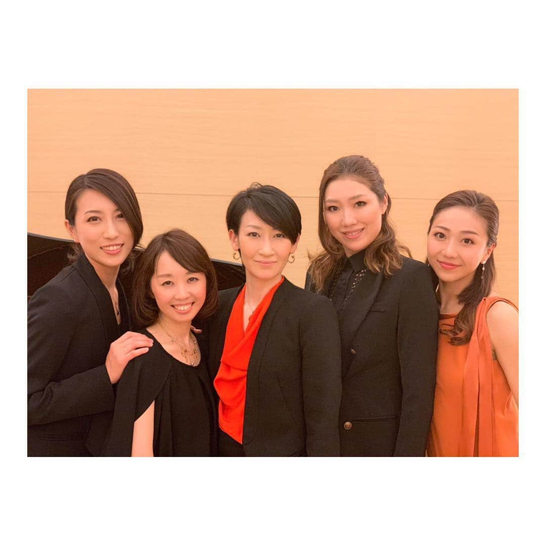 香音有希さんのインスタグラム写真 - (香音有希Instagram)「3/23 池田マグノリアホールyumiさんコンサート、無事に2回公演終了致しました✨✨✨(´°̥̥̥̥̥̥̥̥ω°̥̥̥̥̥̥̥̥｀) お越しくださいました皆様.本当に本当にありがとうございました..‼︎‼︎ とにかく楽しかった...(´༎ຶོρ༎ຶོ`) 最初は何をどうしても緊張してしまったのですが笑笑  温かく見守ってくださるお客様と. 優しい優しいゆみさん. 安心感200%のピアノのあつこさん. 愉快で明るい最高のコーラス隊のおかげで、心底楽しく.最後の方にはもう終わってしまうのだなとやはり寂しくなってしまいました。 幸せな時間を本当にありがとうございました🙇‍♂️🙇‍♂️ まずは16時公演から(*´꒳`*) .  1回やり遂げたぞ٩( ᐛ )وの集合写真、 観劇にいらしてくださった みきさん#麻樹ゆめみさん ちゃーさん#白鳥かすがさん、 そして我らがコーラス隊ん. . . #池田#マグノリアホール #コンサート #yumi さん#未涼亜希 さん #ピアノ#森あつこさん #朝風れい  #透水さらさ #香音有希」3月25日 18時23分 - kaonyuki_yukako