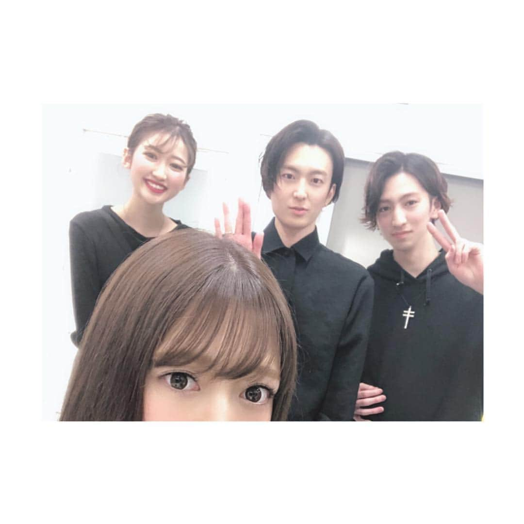 野中美郷さんのインスタグラム写真 - (野中美郷Instagram)「♡ 福岡で美容院を探していて 友達がおすすめしてくれて 昨日行ってきました☺️✂︎ . お任せカラーとってもいい感じ❤︎ @teru0801votan さん、 ありがとうございます🌈 . 人見知りで話せない私が、 ベラベラ話してて凄い空間でした😂 (信じてもらえなかったけど、私って人見知りだよね？ね？みんな？笑) また遊びいきますー！笑 . . それにしても髪伸びたぁー . #lilley #リリー #美容院 #天神 #カラー #トリートメント #てるさん指名」3月25日 18時28分 - n.mi3sa3to10