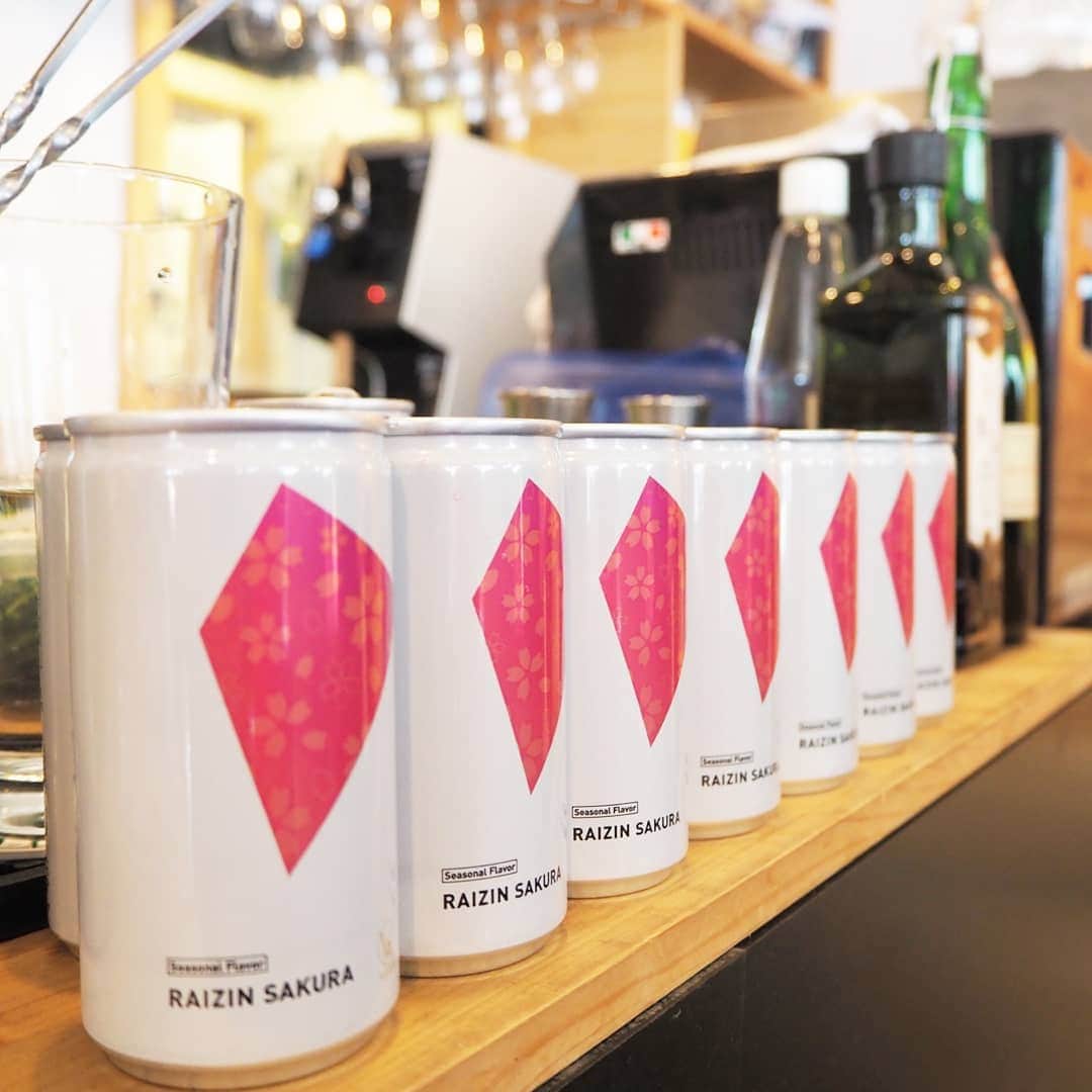 Kuboi Ayumiさんのインスタグラム写真 - (Kuboi AyumiInstagram)「お花見をしながらゆったりランチ。 やっぱり桜を見るとテンションがあがります。  ランチタイムにお花見ができちゃう「RAIZIN SAKURA CAFE」に行ってきました。  明日から3日間限定で虎ノ門にオープンします。  外も店内もいたるところに桜が飾られているおしゃれな空間で かわいくておいしいRAIZINカクテルや、桜を堪能できる「SAKURAづくしランチ」を 楽しめます。  カクテルはノンアルコールもあり、甘酸っぱくでピンクできれいなので ぜひ試してみてくださいね。 ･ ･ ■RAIZIN SAKURA CAFE概要 開催場所： 「TREX TORANOMON CAFE」東京都港区西新橋2-17-4 開催期間：　2019年3月26日（火）～2019年3月28日（木）11：00～23：30（ランチメニューは11：00～15：00）  #RAIZINSAKURA #RAIZINSAKURACAFE #PR #お花見 #エア花見  #桜 #cherryblossom #cafe #カフェ #カフェ巡り #pink」3月25日 18時29分 - himekagami