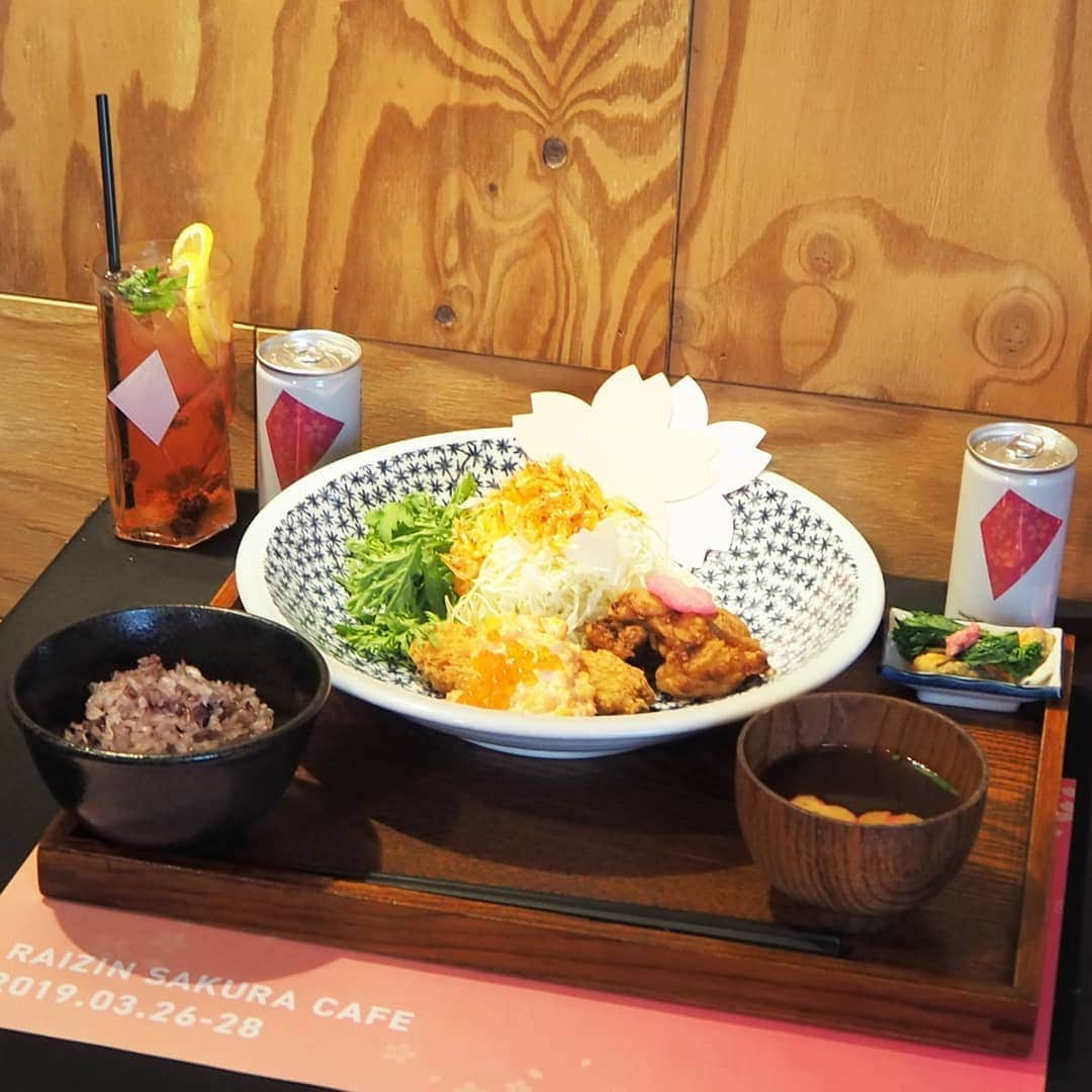 Kuboi Ayumiさんのインスタグラム写真 - (Kuboi AyumiInstagram)「お花見をしながらゆったりランチ。 やっぱり桜を見るとテンションがあがります。  ランチタイムにお花見ができちゃう「RAIZIN SAKURA CAFE」に行ってきました。  明日から3日間限定で虎ノ門にオープンします。  外も店内もいたるところに桜が飾られているおしゃれな空間で かわいくておいしいRAIZINカクテルや、桜を堪能できる「SAKURAづくしランチ」を 楽しめます。  カクテルはノンアルコールもあり、甘酸っぱくでピンクできれいなので ぜひ試してみてくださいね。 ･ ･ ■RAIZIN SAKURA CAFE概要 開催場所： 「TREX TORANOMON CAFE」東京都港区西新橋2-17-4 開催期間：　2019年3月26日（火）～2019年3月28日（木）11：00～23：30（ランチメニューは11：00～15：00）  #RAIZINSAKURA #RAIZINSAKURACAFE #PR #お花見 #エア花見  #桜 #cherryblossom #cafe #カフェ #カフェ巡り #pink」3月25日 18時29分 - himekagami