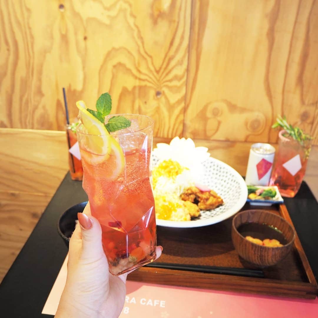 Kuboi Ayumiさんのインスタグラム写真 - (Kuboi AyumiInstagram)「お花見をしながらゆったりランチ。 やっぱり桜を見るとテンションがあがります。  ランチタイムにお花見ができちゃう「RAIZIN SAKURA CAFE」に行ってきました。  明日から3日間限定で虎ノ門にオープンします。  外も店内もいたるところに桜が飾られているおしゃれな空間で かわいくておいしいRAIZINカクテルや、桜を堪能できる「SAKURAづくしランチ」を 楽しめます。  カクテルはノンアルコールもあり、甘酸っぱくでピンクできれいなので ぜひ試してみてくださいね。 ･ ･ ■RAIZIN SAKURA CAFE概要 開催場所： 「TREX TORANOMON CAFE」東京都港区西新橋2-17-4 開催期間：　2019年3月26日（火）～2019年3月28日（木）11：00～23：30（ランチメニューは11：00～15：00）  #RAIZINSAKURA #RAIZINSAKURACAFE #PR #お花見 #エア花見  #桜 #cherryblossom #cafe #カフェ #カフェ巡り #pink」3月25日 18時29分 - himekagami