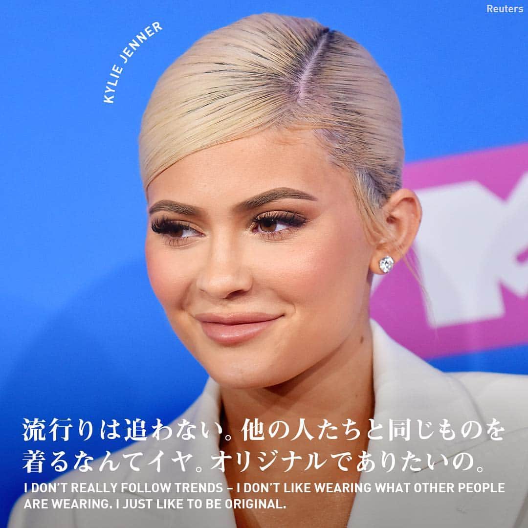 ONE MEDIAのインスタグラム：「.﻿﻿﻿﻿ みんなから憧れられたいって思ったことある？﻿﻿﻿﻿ ﻿﻿﻿﻿ ﻿﻿﻿﻿ 週ごとに髪の色を変え、毎日のセルフィーでファンを喜ばせる、ふっくらセクシーなくちびるがトレードマークのカイリー・ジェンナー（@kyliejenner）💋﻿﻿﻿﻿ ﻿﻿﻿﻿ モデル、俳優、起業家などの顔を持ち、お騒がせセレブなカーダシアン家の中でも特にスポットライトをあびている存在だ。﻿﻿﻿﻿ ﻿﻿﻿﻿ みんながいつも注目したくなる魅力ってどこから来てるんだろう？﻿﻿﻿﻿ ﻿﻿﻿﻿ インスタグラムに1億人以上のフォロワーを抱える彼女は、ファッション感度の高い若者たちのトレンドセッター。﻿﻿﻿﻿ ﻿﻿﻿﻿ 彼女のぽってりリップを見て、くちびるを吸引してボリュームアップする #KylieJennerChallenge が爆発的に流行。﻿﻿﻿﻿ ﻿﻿﻿﻿ カイリーのくちびるに憧れる人たちが押しかけ、Kylie Cosmetics（@kyliecosmetics）のリップスティックは一瞬で売り切れ。販売数がどんどん増え、21歳で世界最年少のビリオネアになった。﻿﻿﻿﻿ ﻿﻿﻿﻿ また、2017年に赤ちゃんを出産した時の投稿は、当時のインスタ史上もっとも多いイイネを獲得した。﻿﻿﻿﻿ ﻿﻿﻿﻿ 「ファンやフォロワーたちにとってどれだけ影響力があるか、自分でもわかってる。髪の色もメイクも、私がやること全部が巨大なトレンドになるの」﻿﻿﻿﻿ ﻿﻿﻿﻿ 9歳でリアリティTVショーに出演し始めてからずっと、いじめや批判を受けてきたという彼女。﻿﻿﻿﻿ 「私だからこそ、いじめを経験してる子たちのリーダーになれると思う」と話している。﻿﻿﻿﻿ ﻿﻿﻿﻿ 「自分はすごい影響力を持っている」って、自分を信じているからこそ、人が集まってくるのかな。﻿﻿﻿﻿ ﻿﻿﻿﻿ ﻿﻿﻿﻿ 文：@nnkkmmyy﻿﻿﻿ ﻿﻿﻿ ﻿ みんなはファッションやメイク、ライフスタイルを参考にしてる人っている？👀💄﻿ コメントで教えてね！﻿ ﻿ ﻿﻿ #カイリージェンナー#celebrityquotes #エンタメ#リップメイク#kyliemakeup #カルチャー #ブロンド #selfconfident #芸能 #ハリウッド #自信 #thekardashians #billionaireclub #唇 #格言 #quotestoinspire #化粧 #名言 #セレブ #起業家 #メイクアップ #流行」