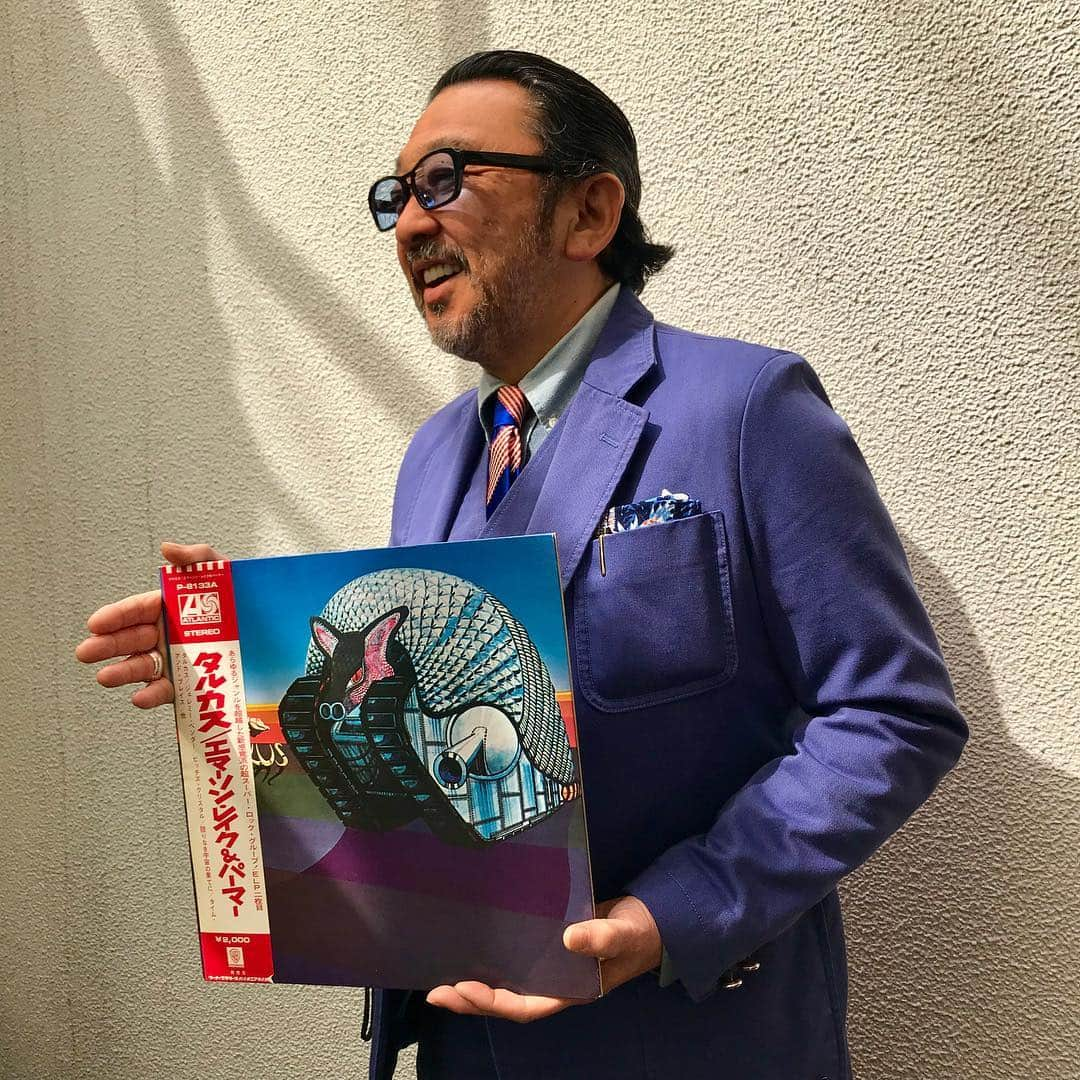 大久保篤志さんのインスタグラム写真 - (大久保篤志Instagram)「#今日の1枚  #emersonlakeandpalmer #tarkus  #progressiverock  #suits #dickies #pocketsquare #thestylistjapan #chambray #buttondownshirt #hummingbirdshillshop #tie #commedesgarconshommedeux  #mensfashion #vinylcollection #vinylcollector#eyeglasses #眼鏡#白山眼鏡」3月25日 18時29分 - okubomegane