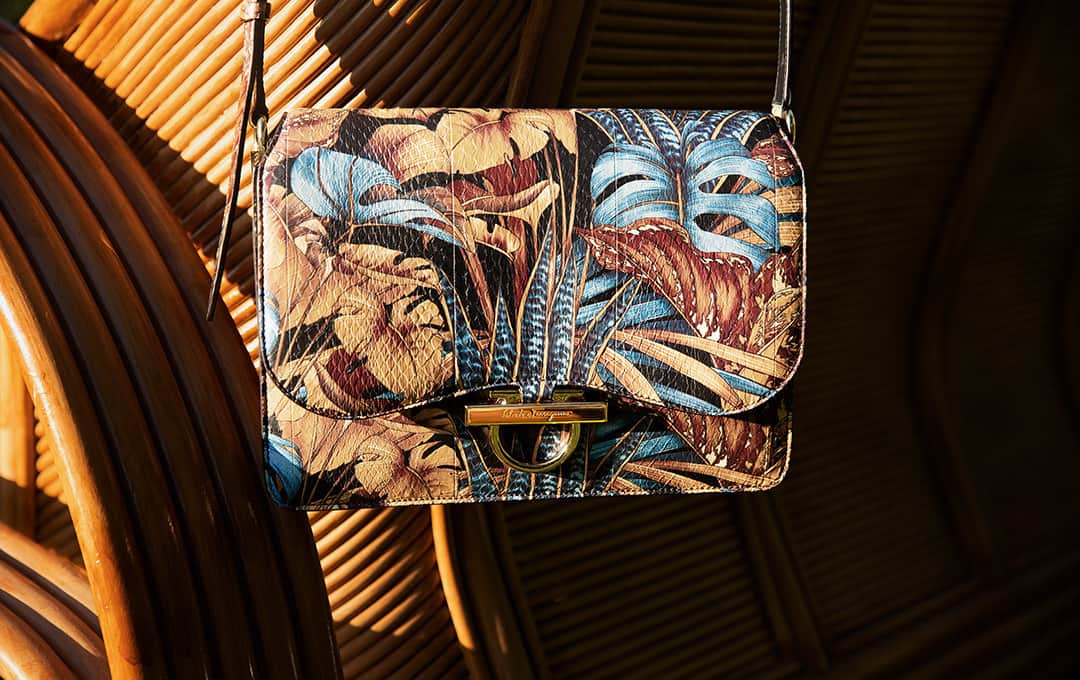 サルヴァトーレ・フェラガモさんのインスタグラム写真 - (サルヴァトーレ・フェラガモInstagram)「A charming iteration of the classic front-flap bag adorned with a heritage-inspired tropical scarf print from #FerragamoSS19」3月25日 18時30分 - ferragamo