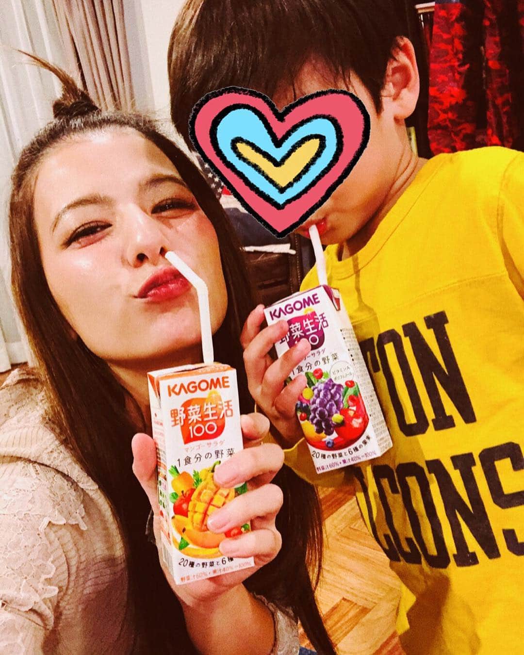 スザンヌさんのインスタグラム写真 - (スザンヌInstagram)「いま、うちの冷蔵庫の中にストックしてある﻿ カゴメ 野菜生活100 🍅🥕🥒🥬﻿ ﻿ ﻿ 野菜が苦手な息子も﻿ 最初ブドウジュースだよ🍇って言って飲ませたら﻿ ベリーサラダがだいだいだいすきになって、﻿ 今ではブドウとやさいのおいしいジュースちょーっだい！って﻿ 朝ごはんの時一緒に飲んだり、﻿ おやつと一緒に飲んだりしてます❤︎﻿ わたしからしたらずいぶん嬉しい話。﻿ ﻿ それに、﻿ ブロッコリーもケールもセロリもほうれん草も﻿ 野菜生活100飲む前は食べられなかったのに、﻿ あのブドウとやさいのおいしいジュースの中に入ってるよー！﻿ あれ飲めるから食べれるんじゃない？と﻿ 色々な野菜にチャレンジするきっかけになりました﻿！ ﻿ ﻿ お野菜や果物のジュースで﻿ こんだけ美味しくって息子にもわたしにも優しい﻿ 野菜生活100 。﻿ ﻿ カゴメ様より野菜生活100をいただき、﻿ べジトレのプロモーションに参加しているのですが、﻿ きっとこれからもずーっと飲み続けます❤︎﻿ ﻿ ちなみにわたしはマンゴーサラダにハマってる😍﻿ ﻿ ﻿ #カゴメ﻿ #野菜生活100﻿ #わたしのお気に入り﻿ #ベジトレ部﻿ #子育て」3月25日 18時31分 - suzanneeee1028