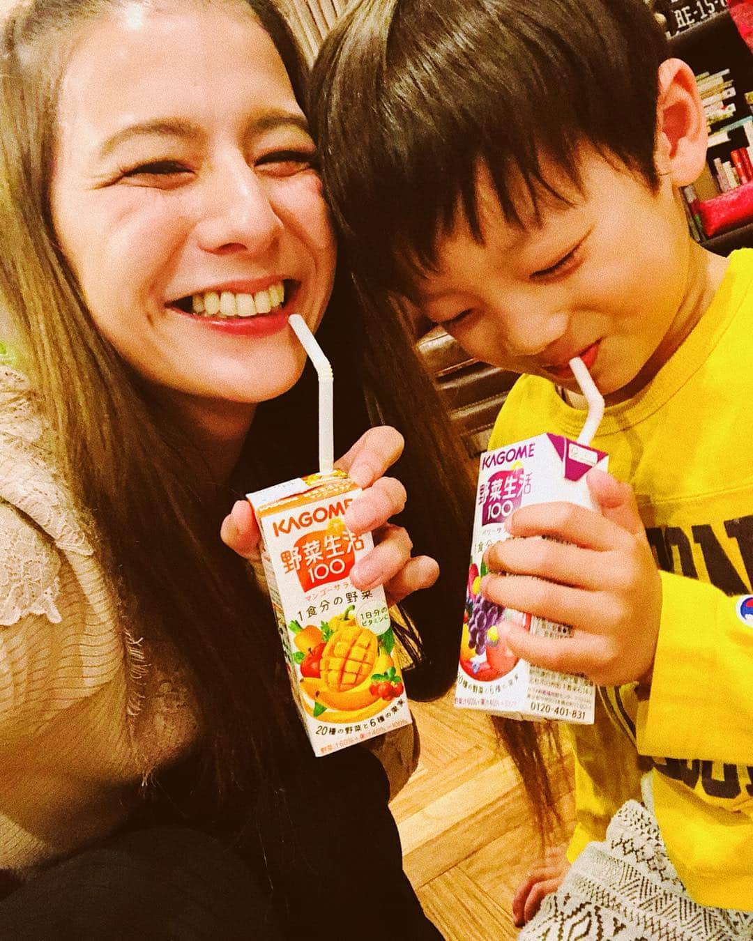 スザンヌさんのインスタグラム写真 - (スザンヌInstagram)「いま、うちの冷蔵庫の中にストックしてある﻿ カゴメ 野菜生活100 🍅🥕🥒🥬﻿ ﻿ ﻿ 野菜が苦手な息子も﻿ 最初ブドウジュースだよ🍇って言って飲ませたら﻿ ベリーサラダがだいだいだいすきになって、﻿ 今ではブドウとやさいのおいしいジュースちょーっだい！って﻿ 朝ごはんの時一緒に飲んだり、﻿ おやつと一緒に飲んだりしてます❤︎﻿ わたしからしたらずいぶん嬉しい話。﻿ ﻿ それに、﻿ ブロッコリーもケールもセロリもほうれん草も﻿ 野菜生活100飲む前は食べられなかったのに、﻿ あのブドウとやさいのおいしいジュースの中に入ってるよー！﻿ あれ飲めるから食べれるんじゃない？と﻿ 色々な野菜にチャレンジするきっかけになりました﻿！ ﻿ ﻿ お野菜や果物のジュースで﻿ こんだけ美味しくって息子にもわたしにも優しい﻿ 野菜生活100 。﻿ ﻿ カゴメ様より野菜生活100をいただき、﻿ べジトレのプロモーションに参加しているのですが、﻿ きっとこれからもずーっと飲み続けます❤︎﻿ ﻿ ちなみにわたしはマンゴーサラダにハマってる😍﻿ ﻿ ﻿ #カゴメ﻿ #野菜生活100﻿ #わたしのお気に入り﻿ #ベジトレ部﻿ #子育て」3月25日 18時31分 - suzanneeee1028