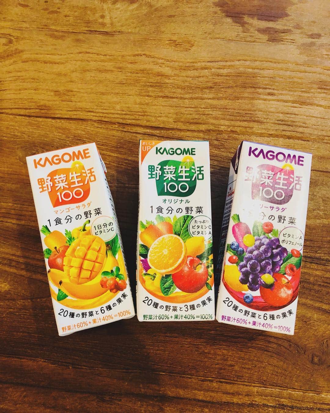 スザンヌさんのインスタグラム写真 - (スザンヌInstagram)「いま、うちの冷蔵庫の中にストックしてある﻿ カゴメ 野菜生活100 🍅🥕🥒🥬﻿ ﻿ ﻿ 野菜が苦手な息子も﻿ 最初ブドウジュースだよ🍇って言って飲ませたら﻿ ベリーサラダがだいだいだいすきになって、﻿ 今ではブドウとやさいのおいしいジュースちょーっだい！って﻿ 朝ごはんの時一緒に飲んだり、﻿ おやつと一緒に飲んだりしてます❤︎﻿ わたしからしたらずいぶん嬉しい話。﻿ ﻿ それに、﻿ ブロッコリーもケールもセロリもほうれん草も﻿ 野菜生活100飲む前は食べられなかったのに、﻿ あのブドウとやさいのおいしいジュースの中に入ってるよー！﻿ あれ飲めるから食べれるんじゃない？と﻿ 色々な野菜にチャレンジするきっかけになりました﻿！ ﻿ ﻿ お野菜や果物のジュースで﻿ こんだけ美味しくって息子にもわたしにも優しい﻿ 野菜生活100 。﻿ ﻿ カゴメ様より野菜生活100をいただき、﻿ べジトレのプロモーションに参加しているのですが、﻿ きっとこれからもずーっと飲み続けます❤︎﻿ ﻿ ちなみにわたしはマンゴーサラダにハマってる😍﻿ ﻿ ﻿ #カゴメ﻿ #野菜生活100﻿ #わたしのお気に入り﻿ #ベジトレ部﻿ #子育て」3月25日 18時31分 - suzanneeee1028