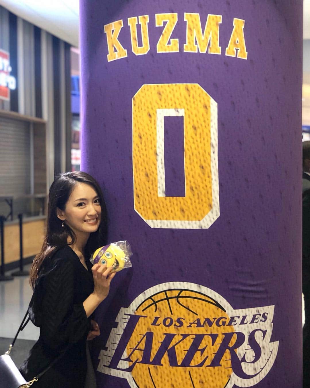 花岡維生のインスタグラム：「My first NBA game @lakers 💛🏀💜 It was awesome !!!!! かっこよすぎたーー😂‼️✨ (⚠️動画の音量が大きいかもです🙏🎧) #atthelakersgame  #nba #lakers  #🏀 #kuzma  #lebronjames  #バスケ #basketball  #basketballgames  #losangeles」