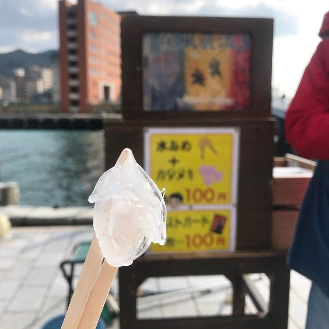 紀伊さつきさんのインスタグラム写真 - (紀伊さつきInstagram)「#福岡旅 day1 大学の友人(浜松っ子)とともに、大学の友人(小倉っ子)の披露宴にお呼ばれして、前泊☺️ #門司港 へぴゅーん！#海鮮 もりもり！おいしい！ そして捕まり謎の#紙芝居 タイム。 「お姉ちゃん１分だけやき！はよ座って！はよ！」からの20〜30分(笑) #水飴 #かたぬき もらってタイムスリップ。 人が通るたびに紙芝居中断からの呼び込みスタートにつき、武蔵が#巌流島 につくまでどんだけ時間かかったか😂 夜はもちろん、#もつ鍋 を食べながら。 (#水炊き と迷ったけど) 翌日披露宴までの隙間時間をどこいけばベストか、地元の皆さんに相談に乗っていただく。 ここでまさかの伏線回収に…(つづく) ・ #福岡 #小倉 #観光 #門司 #門司港レトロ  #海峡プラザ #海鮮丼 #ふぐの唐揚げ #ふぐの味噌汁 #ふぐじゃなくてふく #門司港茶寮 #金平糖  #どこ見ても海 #当たり前なんだろうけど #すごい」3月25日 18時32分 - keysatsuki