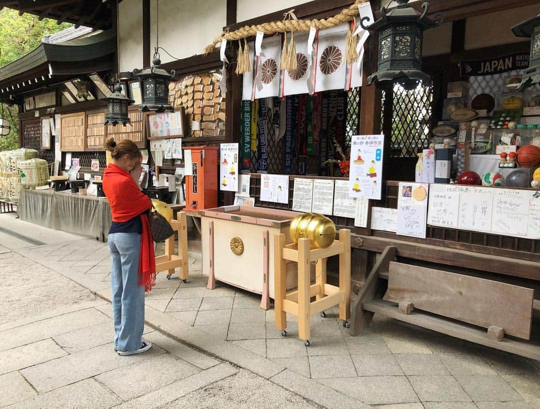 ステファニーさんのインスタグラム写真 - (ステファニーInstagram)「⛩🏀🙏🌟 球技の神様のところにも行ってきました。 勝利はもちろん怪我のないように。 日本にはいろんな神様がいるんだね！ #love #trip #travel #kyoto #japan #culture #白峰神社 #スポーツ #神様 #京都」3月25日 18時45分 - steph_0928_