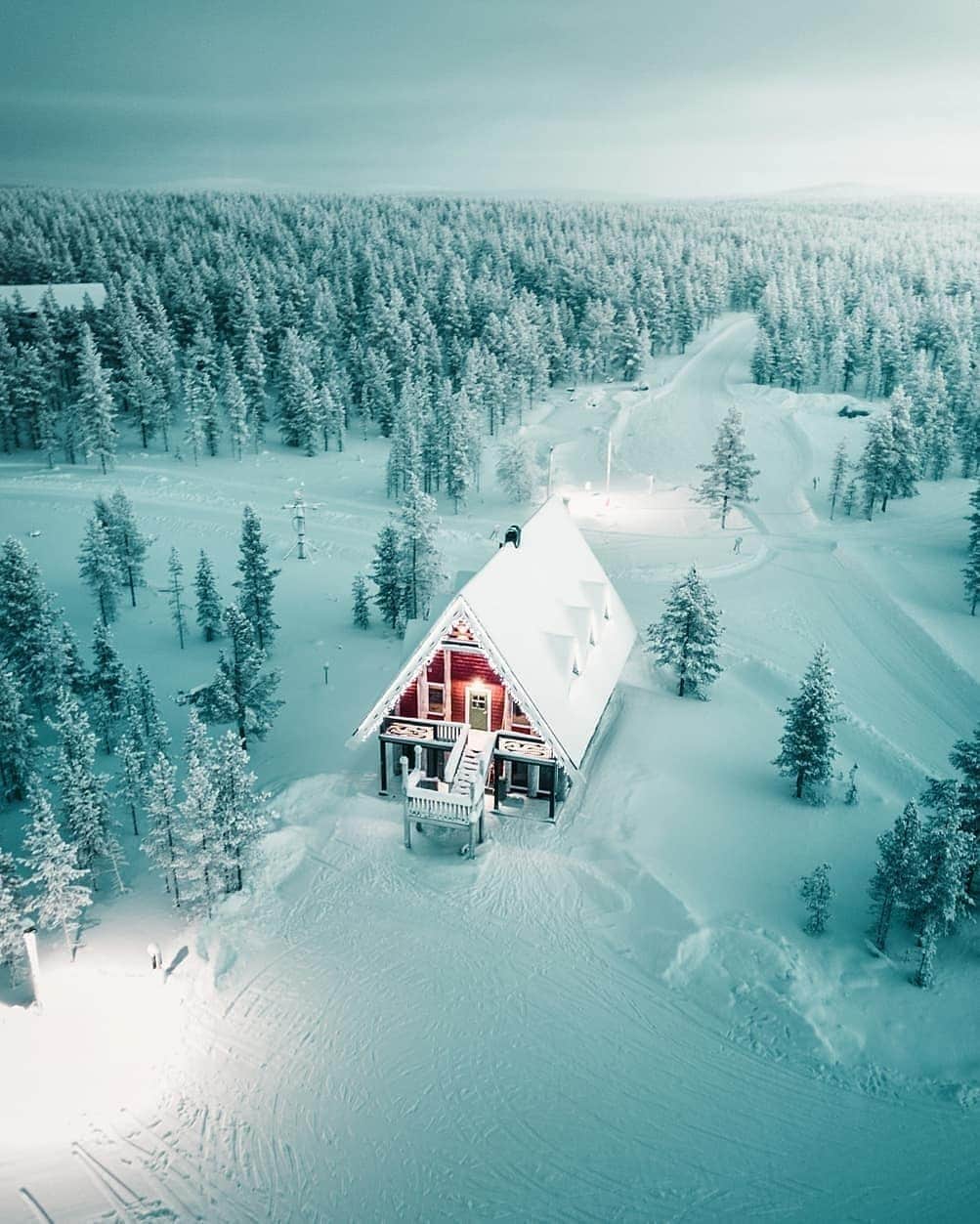Discover Earthさんのインスタグラム写真 - (Discover EarthInstagram)「Situated in Lapland, northern Finland, Ivalo is a village on the Ivalo River. Home to pine forests and reindeer, it has trails and beautiful seasonal views of the Aurora Borealis ! 🇫🇮❄️ Tag someone you would want to visit Lapland with ! — 📍#DiscoverFinland — 📸 Photos by @giuliogroebert」3月25日 18時45分 - discoverearth
