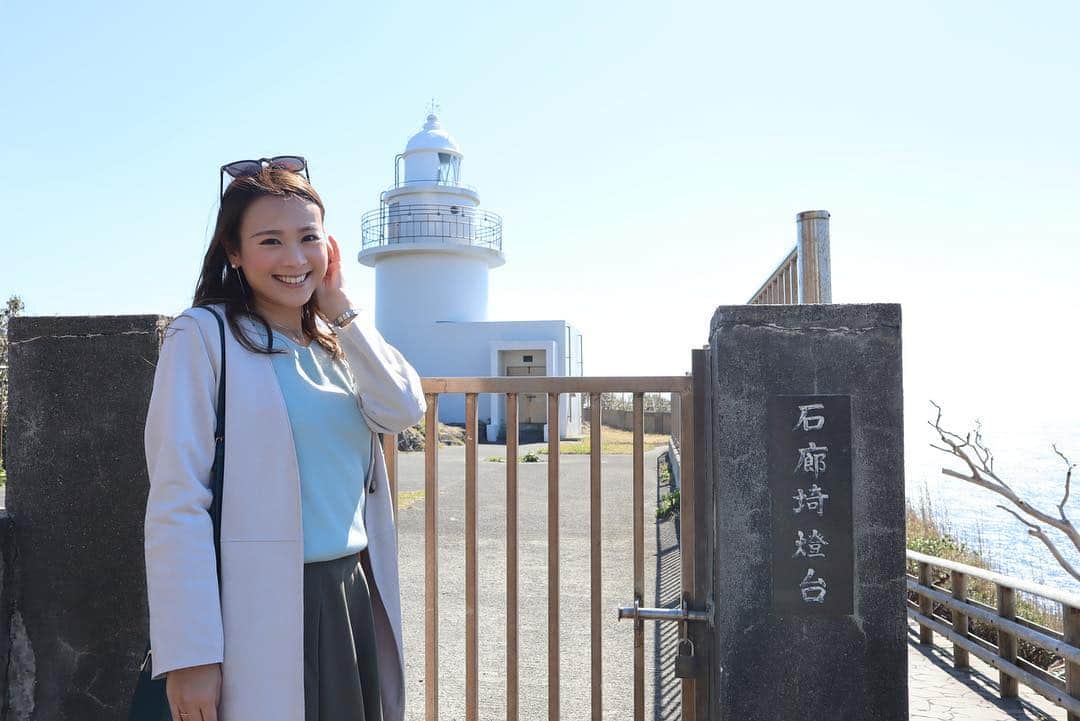 金泉紗恵子さんのインスタグラム写真 - (金泉紗恵子Instagram)「.﻿ 週末は南伊豆、伊豆半島の最先端【石廊崎】に行ってきました😋﻿ 快晴で素晴らしい景色を楽しめました🥰﻿ 想像以上で感激しました💓﻿ 今回載せてる写真はミラーレス一眼、Gopro、携帯で撮ったものですが、全て無加工です🙆‍♀️﻿ 明るさすら調整しなくて良いほど綺麗に写真が撮れました✨﻿ ﻿ ﻿ 実は4月1日に石廊崎オーシャンパークがオープンし、先端からの絶景や灯台へのアクセスがかなり楽になるんです🤩﻿ 今回はオープン前なので、結構な坂を登って行かなくてはならず、ちょっとハードでしたが、4月以降はもっと気軽に楽しめます🙌﻿ ﻿ ﻿ 1〜5枚目 石廊崎 海岸線の絶景ポイント﻿ 風がすごく強かったですが、そのかわり景色は素晴らしかったー❤️﻿ このエリア、こんなに海が綺麗だなんて知りませんでした😳﻿ 5枚目の動画は最先端から撮っているのですが、左が相模湾、右が駿河湾で、奥にうっすら映っているのは伊豆七島なんですよ😊﻿ ﻿ 6枚目 石廊埼灯台﻿ 日本の灯台50選にも選ばれた白亜の灯台です✨﻿ 中には入れませんが、石廊崎の目印になっているスポットです👍﻿ 最先端に行く手前にあります😌﻿ ﻿ 7〜10枚目 石廊崎港 遊覧船クルーズ﻿ 可愛い遊覧船に乗って、海から石廊崎を楽しめます😁﻿ しかし波がめちゃくちゃ高くて、ジェットコースターみたいで楽しかったです🤣笑﻿ 船から見る岬や海もまた素晴らしく、せっかく来たなら遊覧船もオススメです💓﻿ ﻿ ﻿ 少し長旅ではありましたが、ドライブしながら絶景や美味しいご飯を食べる日帰り旅、楽しかったです﻿ 菜の花もすごく綺麗で、ドライブ中の景色も最高でした😘﻿ オーシャンパークもまもなくオープンだし、これからの季節のお出かけにとってもオススメです😇﻿ .﻿ #PR #izu #minamiizu #izutrip #trip #irozaki #gopro #canoneoskissm #followme #goprohero5 #eoskissm #南伊豆町観光協会 #石廊崎  #伊豆旅 #女子旅 #南伊豆旅行 #南伊豆 #旅行好きな人と繋がりたい #静岡  #ミラーレス一眼 #goproのある生活 #パワースポット #ドライブ #遊覧船 #無加工写真 #石廊崎灯台 #灯台 #石廊崎遊覧船﻿」3月25日 18時37分 - saeko_kanaizumi
