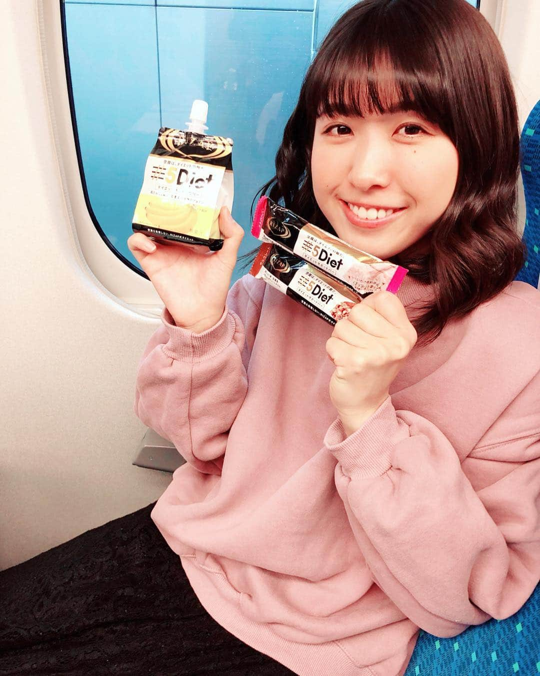 小谷津友里さんのインスタグラム写真 - (小谷津友里Instagram)「大阪行く新幹線🚄💕 (朝早いから眠そうな顔してる😪) 新幹線の移動中はRAIZAPのファイブダイエットを食べたよ～☆*。 RAIZAPの1日3食＋2間食=5diet ❤️ 食事の回数を増やして空腹時間を減らすことで急激な血糖値の上昇を抑え、余分な脂肪をためにくくすることで太りにくくなるという食事栄養学から生まれたダイエット😊💓 * * 食べるのを我慢せずにダイエット出来るから食いしん坊の私にはぴったりです(笑) チョコ味のバーがザクザクしてて美味しいからすき🤤💕 高タンパク低糖質なところがさすがライザップ😍 友達にもおすそ分けして一緒に食べたよ🤤 * *  #RIZAP#ライザップ#5diet#ファイブダイエット#ダイエット #おやつ#間食#ヘルシー#diet#ダイエット方法 #新幹線#トレーナー#カジュアルコーデ  #チョコレート#ゼリー#こやゆり旅」3月25日 18時39分 - yurikoyatsu