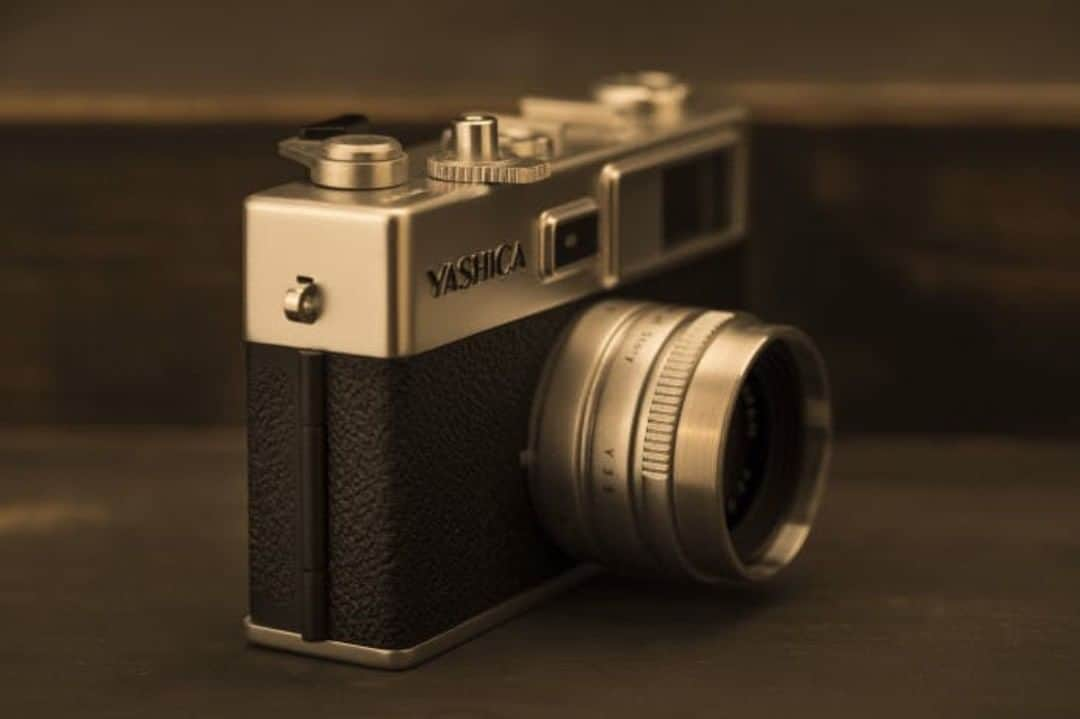 ?CAMPFIRE? [official] さんのインスタグラム写真 - (?CAMPFIRE? [official] Instagram)「日本発の1949年創業の歴史あるカメラブランド「YASHICA（ヤシカ）」。 その往年の名機であり、世界初の電子制御シャッター搭載カメラだった「Electro35」のデザインで復刻させたのが「YASHICA digiFilm Camera Y35」です。 . . 「CAMPFIRE ヤシカ」 で検索📷✨ . . #カメラ #camera #ヤシカ #yashika #オールドカメラ  #campfire #キャンプファイヤー」3月25日 18時40分 - campfire_jp