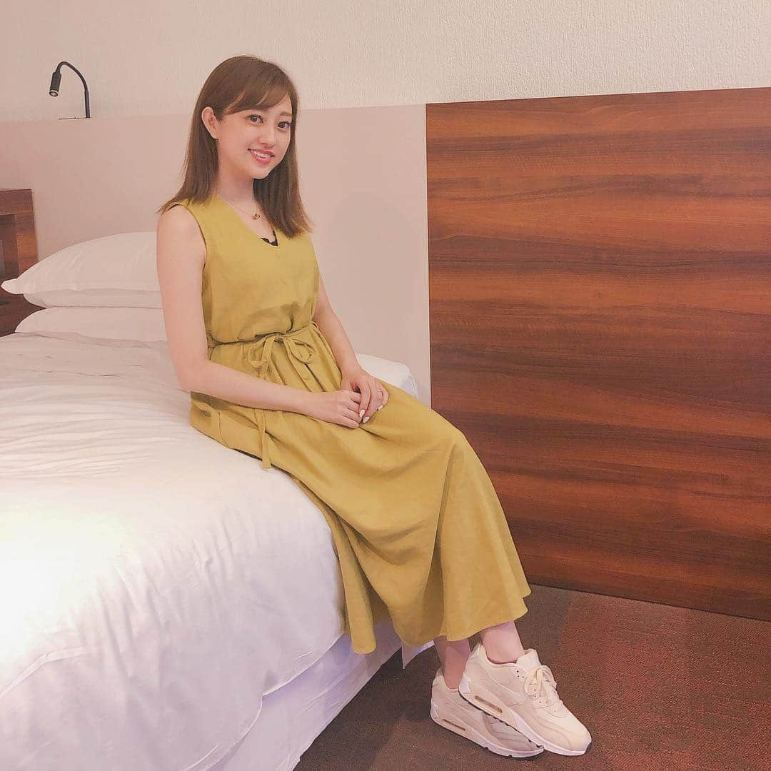 菊地亜美さんのインスタグラム写真 - (菊地亜美Instagram)「・ さすがにノースリーブは早いとわかっていながらも、春夏服着たくて羽織の中はあらsummer🌺 @titivatejp の #リネン混vネックワンピース ・ #ootd #coodinate #titivate #titivatestyle #ティティベイト #nike #nikeairmax90」3月25日 18時40分 - amikikuchi0905