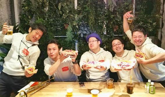 MONKYさんのインスタグラム写真 - (MONKYInstagram)「昨日は東京をブラバンスタイルでパーティに花見と賑やかし♬ 久しぶりにbbbb以外のメンバーとトラッドジャズをいろいろ演って、うまいビールとホットドッグでハッピ〜サンデ〜な1日。 ブラバンな皆さんありがとうね〜〜」3月25日 18時43分 - ____monky____
