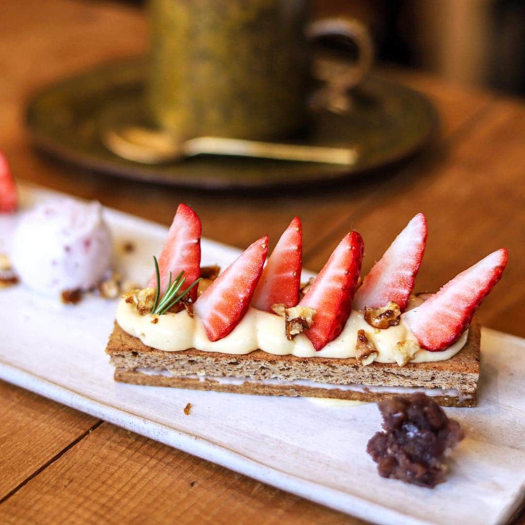 きょん。さんのインスタグラム写真 - (きょん。Instagram)「. .  つむる @tsumurucoffee  かつて 通ったことが道を 走り抜けた先 丘上の珈琲店に 繋がりました。  鋭い イチゴタルトは 想像以上にずっと 優しい 口当たり。  完璧。  #つむる #coffee#sweets#osaka」3月25日 18時43分 - kyon_tokiiro