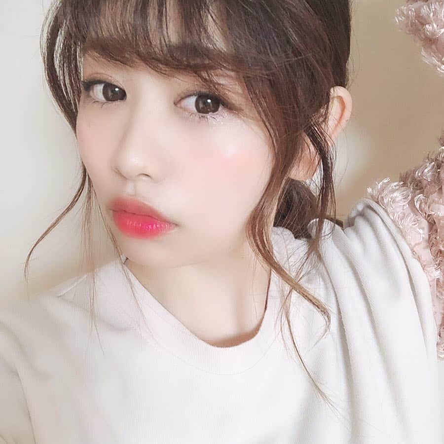 高橋里彩子さんのインスタグラム写真 - (高橋里彩子Instagram)「カラコンレポ♡﻿ ﻿ カラコンどれ選ぶか迷うんだよね私🙄✨﻿ 同じ人いないかなー？﻿ ﻿ 未だにどの種類が可愛いか、﻿ 色々試してる💗﻿ ﻿ だからつけるやつ載せていこうかなー﻿ って思って😂﻿ ﻿ つけてみたらあれ？ってなるときあるし😝✨﻿ ﻿ ﻿ 今回はこのカラコン💞﻿ ﻿ 私がつけてるのはアレグロ2ウィークのワルツブラック♡﻿ ﻿ ふちがね、黒で、ナチュラルに盛れるかなーって﻿ これチョイスしてみた♥️﻿ ﻿ ほんとにナチュラルで﻿ 実際もいい感じじゃない？🤗💕﻿ ﻿ 裸眼と比較しても﻿ ナチュラルさわかると思う💗💗﻿ ﻿ ナチュラル系が好きな人にはいいね！💞💞﻿ ﻿ 私、いつもカラコンでかすぎちゃう感じしちゃうんだけど、﻿ これは﻿ ちょうどいい感じになったと思う💘﻿ ﻿ なんか嬉しい💗💗﻿ ﻿ ﻿ ﻿ ﻿ #カラコンレポ #カラコン着画 #愛用カラコン ﻿ #アレグロ #アレグロ2ウィーク #カラコン #ナチュラル #ワルツブラック #ナチュラルカラコン﻿  #メイク　#コスメ　#make #cosmetic﻿ #可愛い #makeup #ファッション #hair #beauty #instagood　#アイメイク#コスメ好きさんと繋がりたい　#プチプラコスメ﻿ #黒カラコン #ブラックカラコン  #センス　#美容好きな人と繋がりたい﻿ #美意識向上」3月25日 18時43分 - konkonwanwan