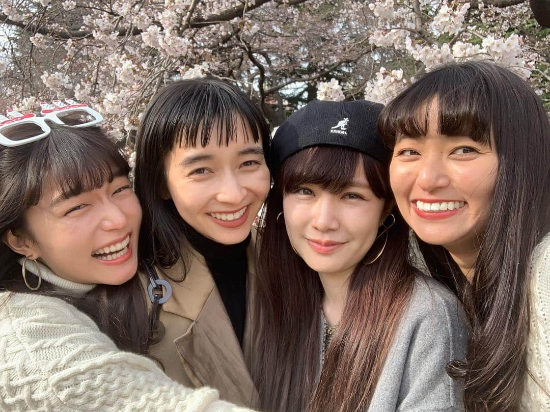 阿部朱梨さんのインスタグラム写真 - (阿部朱梨Instagram)「今年もみんなでお花見🌸@新宿御苑  桜まだ蕾が多かったけど楽しかった！もう向かってるときかは楽しかったけど！笑  ついたらお誕生日までおめでとうしてくれて🤣🍰♥ ライター持ち込めなかったらしいなら火なかったけど ろうそく刺さってたからとりあえず吹くよね🤣🤣🤣 今日もたくさん笑ったなあ ほんと面白くてみんな好き💞」3月25日 18時43分 - akari_abe