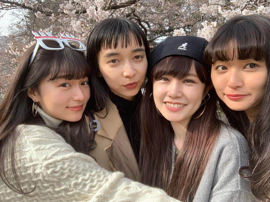 阿部朱梨さんのインスタグラム写真 - (阿部朱梨Instagram)「今年もみんなでお花見🌸@新宿御苑  桜まだ蕾が多かったけど楽しかった！もう向かってるときかは楽しかったけど！笑  ついたらお誕生日までおめでとうしてくれて🤣🍰♥ ライター持ち込めなかったらしいなら火なかったけど ろうそく刺さってたからとりあえず吹くよね🤣🤣🤣 今日もたくさん笑ったなあ ほんと面白くてみんな好き💞」3月25日 18時43分 - akari_abe