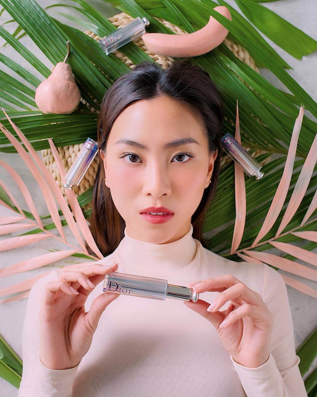 ソニアのインスタグラム：「PINK, it’s the colour of passion. Passion is energy - it's what excites me and gets me going every day. . The all new Dior Addict Stellar Shine lipsticks launch in April, and I've already selected my fave shade for the season 💖 More will be revealed soon, and I can't wait for you to try these luxurious, irresistible lippies! . @diormakeup  #diormakeup #dioraddictstellarshine #bediorbepink #makeup #makeupjunkie #lips」