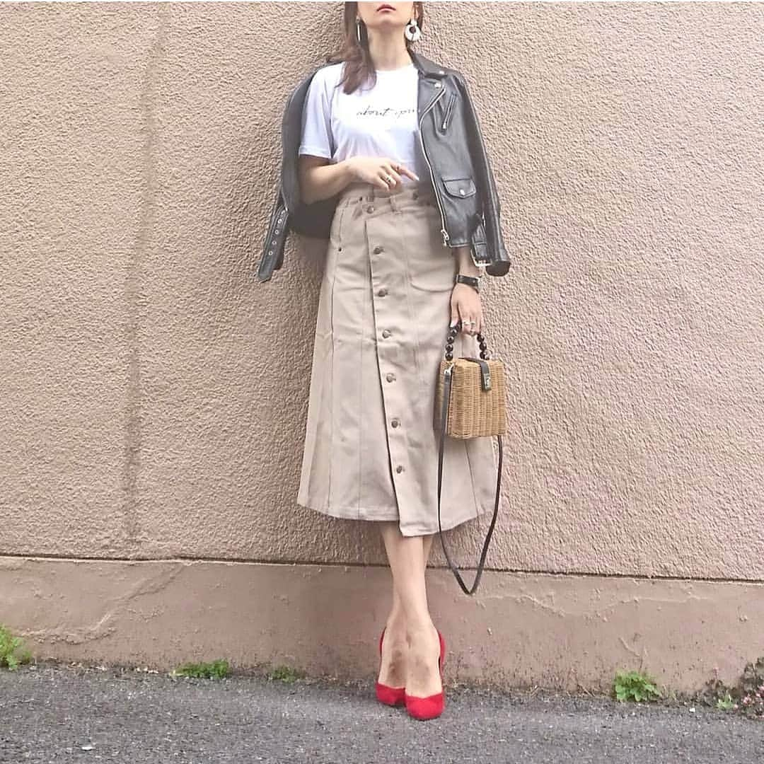 puu326さんのインスタグラム写真 - (puu326Instagram)「* * #ootd  @qvc_japan  さんオリジナルブランド #elfindame (エルフィンダム) でオーダーしていたアシメスカートが届いたので早速♥️ * Tシャツとパンプス合わせ👠💕 * * アシメデザインが可愛いスカート しっかりした生地でストレッチが効いてて👌  綺麗なAラインもお気に入り👌 * * #QVC#qvcjppr#outfit #instafashion #instagood #エルフィンダム#アシメ#ライダース#パンプス#かごバッグ #ロゴT#ママファッション#大人カジュアル#ママファッション#プチプラコーデ#スカートコーデ#パンプスコーデ#ロカリ#locari#ponte_fashion」3月25日 18時49分 - puu326