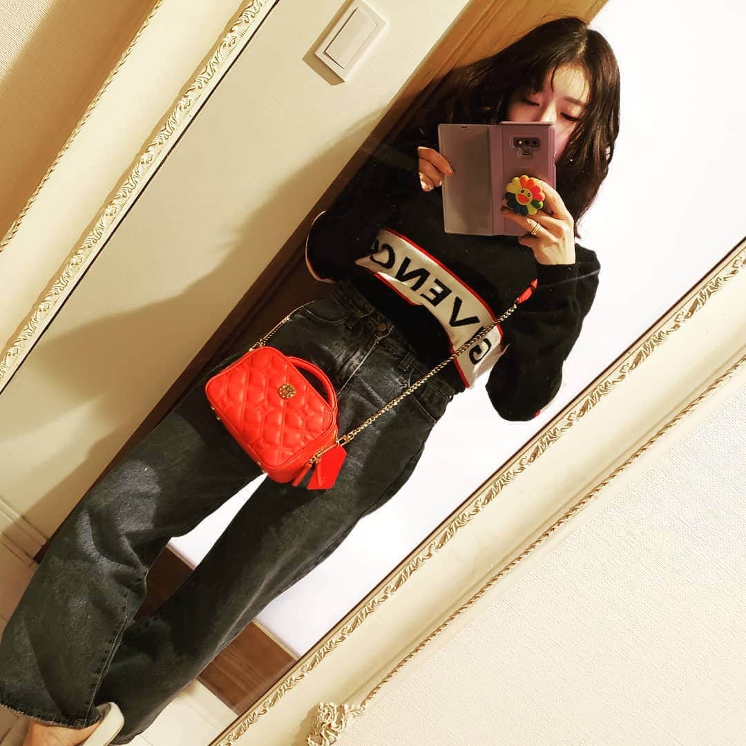 Pileさんのインスタグラム写真 - (PileInstagram)「@beep_ss のデニム かわいい！ ユニセックスブランドだから 大きめに着たりすると女の子はかわいいかも。 鞄はもちろん @metrocity.japan  パーティーに持ってたもの。 なんと私のネームタグつきなの。 #beep #ootd  #fashion #metrocity」3月25日 18時52分 - pi_channnn52