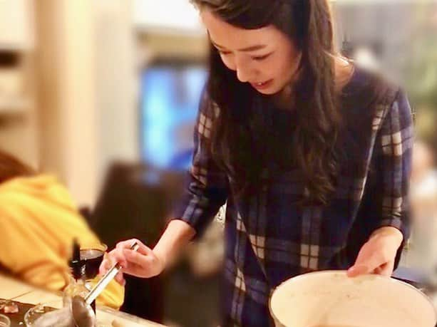 高山璃奈さんのインスタグラム写真 - (高山璃奈Instagram)「* * 大好きなご家族と 初めてのたこ焼き作り🐙✨ * * なんだか極めたくなってしまい、早速私もたこ焼きプレートを注文なり〜😂 届いたらたこ焼き配信しまーす😚🙌笑 * * 最近は配信の頻度高めなのでぜひ皆さんも参加してください🥳お話しましょー🎶 https://live.line.me/channels/2014317 * * #みんなでごはん ❤️ #大好きな人たち 😊 #たこ焼き作りを極めたい #🐙 #たこ焼き #たこ焼きパーティー #たこぱ #たこパ #タコパ #たこ焼き器 #ホームパーティー #cooking #クッキングラム  #LINELIVE #lineliver #liver #ライブ配信 #配信者 #生配信 #アーカイブ」3月25日 18時52分 - rina__takayama