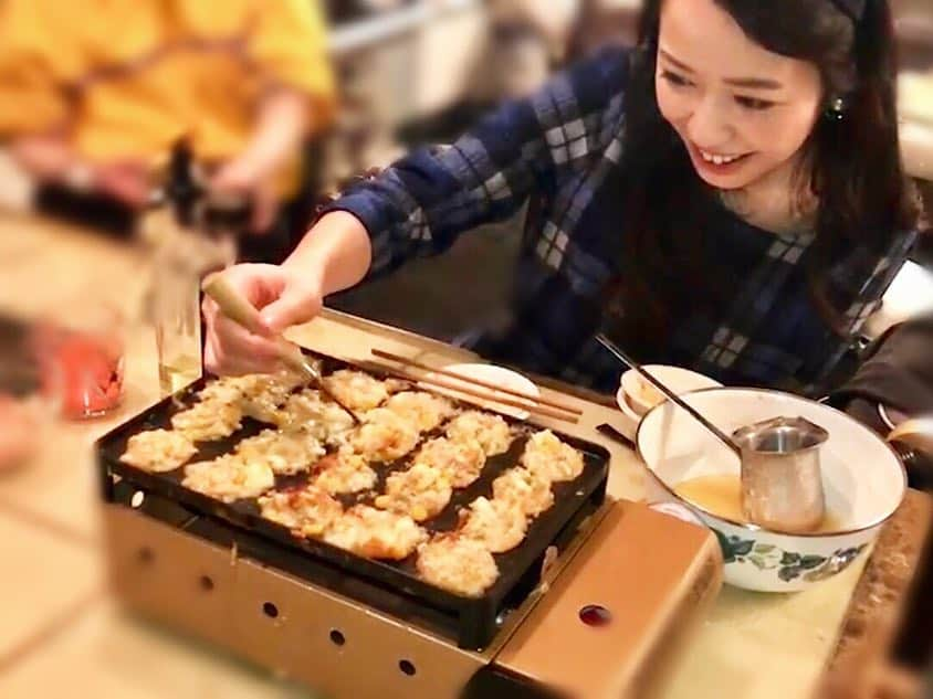 高山璃奈さんのインスタグラム写真 - (高山璃奈Instagram)「* * 大好きなご家族と 初めてのたこ焼き作り🐙✨ * * なんだか極めたくなってしまい、早速私もたこ焼きプレートを注文なり〜😂 届いたらたこ焼き配信しまーす😚🙌笑 * * 最近は配信の頻度高めなのでぜひ皆さんも参加してください🥳お話しましょー🎶 https://live.line.me/channels/2014317 * * #みんなでごはん ❤️ #大好きな人たち 😊 #たこ焼き作りを極めたい #🐙 #たこ焼き #たこ焼きパーティー #たこぱ #たこパ #タコパ #たこ焼き器 #ホームパーティー #cooking #クッキングラム  #LINELIVE #lineliver #liver #ライブ配信 #配信者 #生配信 #アーカイブ」3月25日 18時52分 - rina__takayama