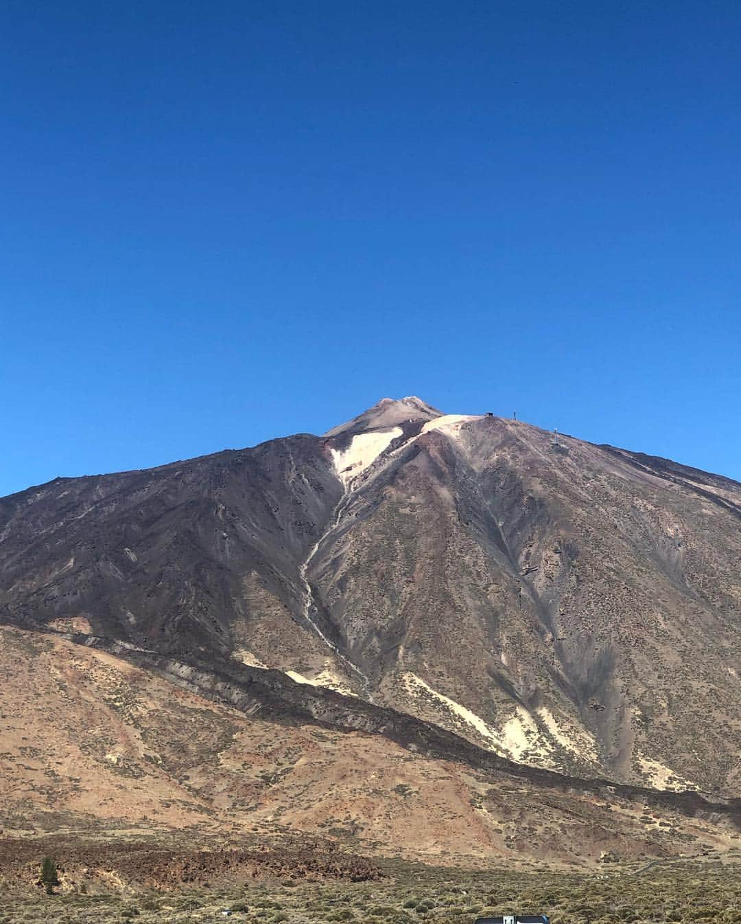 ジェマ・アトキンソンさんのインスタグラム写真 - (ジェマ・アトキンソンInstagram)「Last week me and Gorks climbed Mount Teide 🌋 (it’s a drive, cable car and flat walk before the pregnancy police start on me) I haven’t been here since my dad passed away. We used to come every year and do the hike so it was bitter sweet, but I know he somehow helped drag me up there ❤️」3月25日 18時55分 - glouiseatkinson