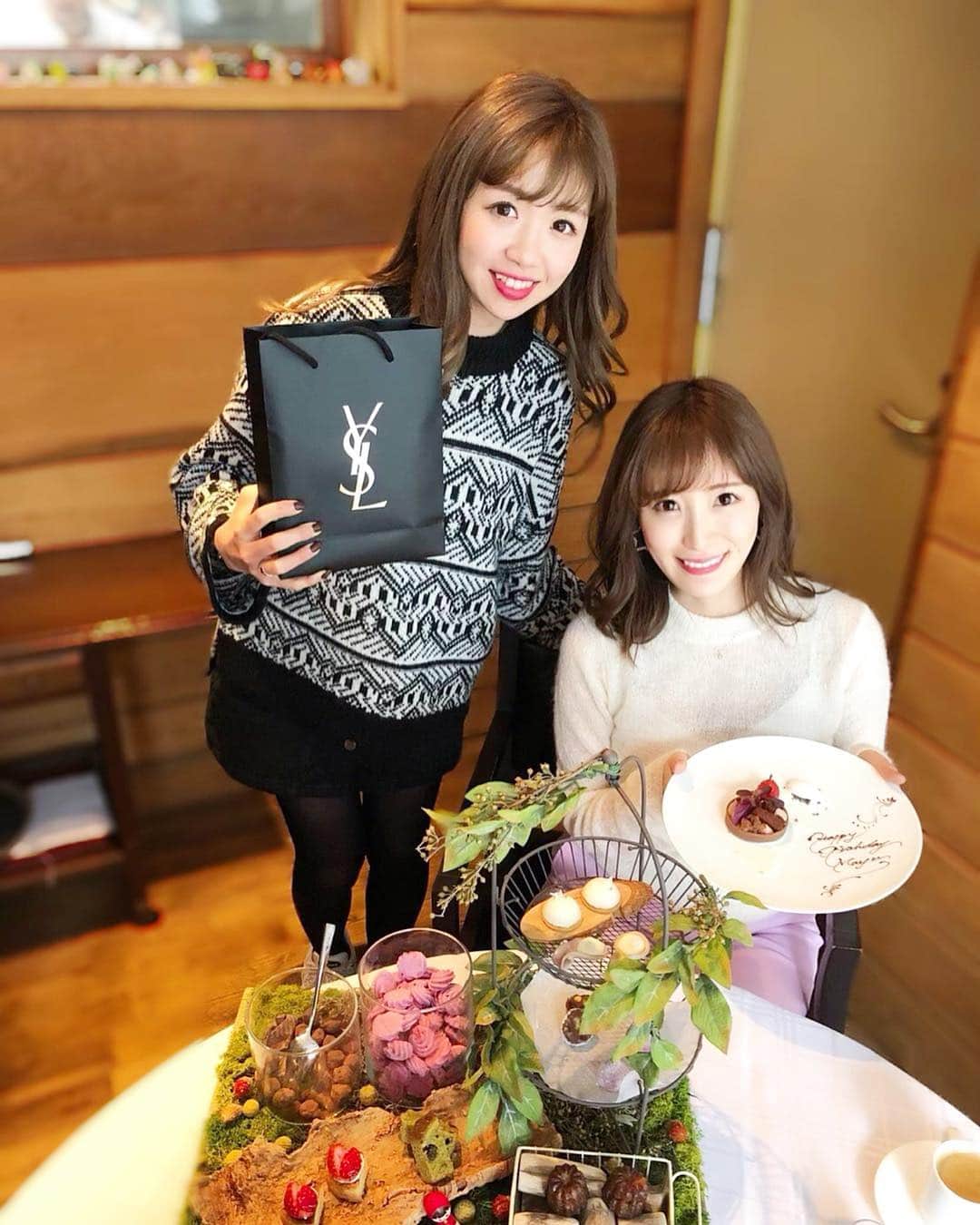 小林真由のインスタグラム：「(先ほど投稿を消してしまって、再投稿😢いいね！下さった方すみません。)﻿ ﻿ 誕生日の前日に綾夏がお祝いしてくれました🧁﻿﻿﻿ ﻿﻿﻿ ママになって忙しいのに﻿﻿﻿ だいぶ前から素敵なお店を予約して﻿くれる綾夏。﻿﻿﻿ 私好みのスイーツたっぷりのお店を見つけてくれて毎年感動してる🎂﻿💕﻿ ﻿﻿﻿ 中学生の頃はパンにポッキーさしてお祝いし合ってたなぁ。笑﻿﻿﻿ それが今になってはフルコース🙈🌸﻿﻿﻿ 信じられない!﻿ いつもありがとう🥺💕﻿﻿﻿ ﻿﻿ ﻿﻿ 昨日は数年ぶりに風邪をひいて﻿﻿ 産後の体力低下を実感しました。。﻿﻿ (4ヶ月も経ってるけど)﻿﻿ 春と言えどまだ寒いので﻿﻿ 皆さんもお気をつけください🌸💭﻿﻿ ﻿﻿﻿ #誕生日 #ランチ #女子会 #子連れランチ #子連れレストラン #ママランチ #ベビー  #フレンチ #birthday #lunch ﻿﻿ #何故か画質が悪い😭」