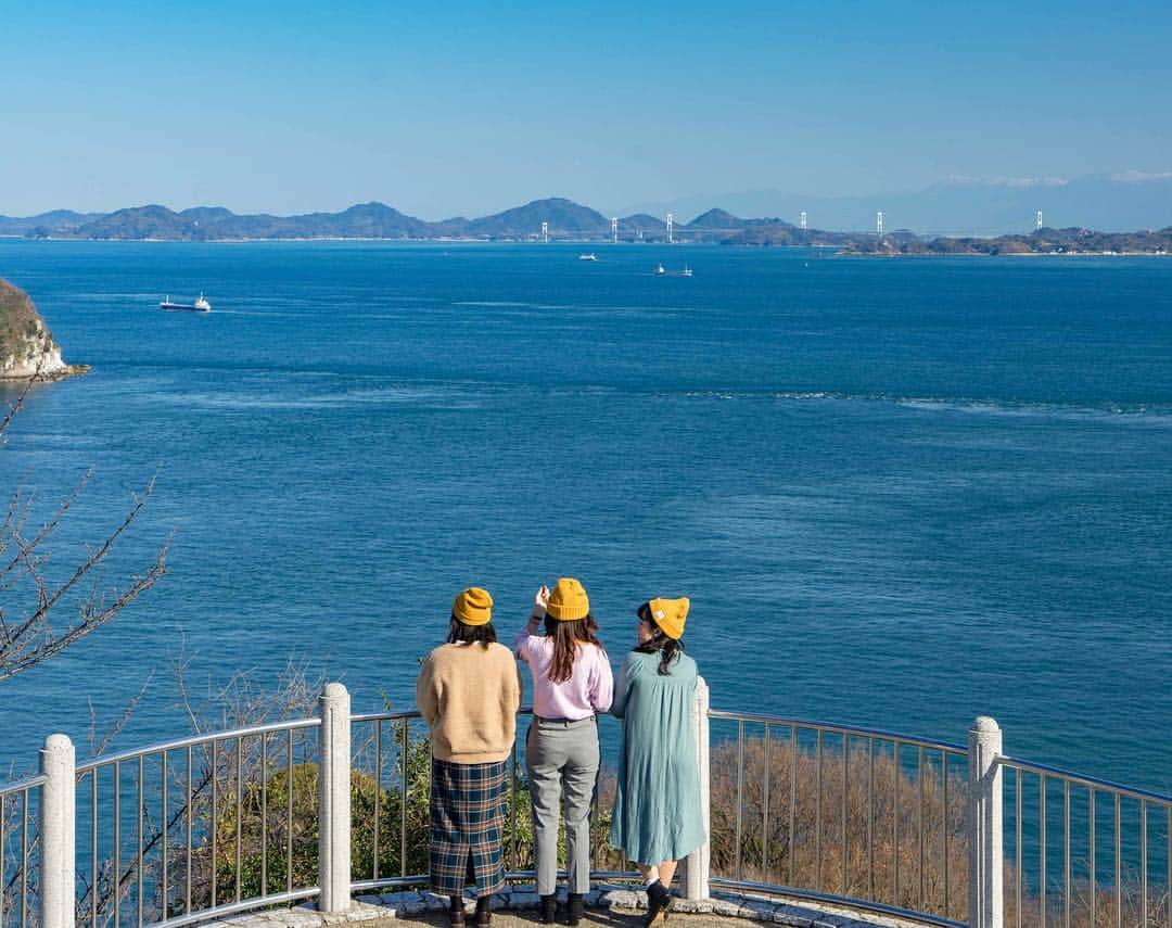 詩歩さんのインスタグラム写真 - (詩歩Instagram)「✨﻿ ﻿ ニット帽三姉妹😁✌️﻿ ﻿ 広島・呉市にあるこの展望台からは、お天気がいいとこんな景色がっ😍﻿ まさに瀬戸内海を一望です📸﻿ ﻿ 遠くに見えるは、あの来島海峡大橋！﻿ そして眼下には、8つ前にpostした「御手洗保存地区」。﻿ ﻿ 今回クレ市を案内してくれた呉高専の女の子たちとニット帽姉妹になってみました🥰﻿ ﻿ 青空と青い海に、黄色が映えますな〜♪﻿ ﻿ 🌱﻿ ﻿ 今回「呉市」で訪れたスポットをブログにまとめました！ぜひ見てください✏️﻿ http://shiho.me﻿/7602 ﻿ 呉は広島駅から電車で30分。﻿ 👇のタグでいろんな情報があがってるのでぜひCheckしてみてください♬﻿ ﻿﻿ #フォトジェニックレ﻿﻿ #雨あがってます﻿ ﻿ ﻿ ﻿﻿ ﻿ 📍歴史の見える丘公園／広島県　呉市﻿﻿ 📍Rekishi-no-mieru-oka-koen Park／Hiroshima Japan﻿﻿ ﻿﻿ ﻿﻿ ©︎Shiho/詩歩﻿」3月25日 18時57分 - shiho_zekkei