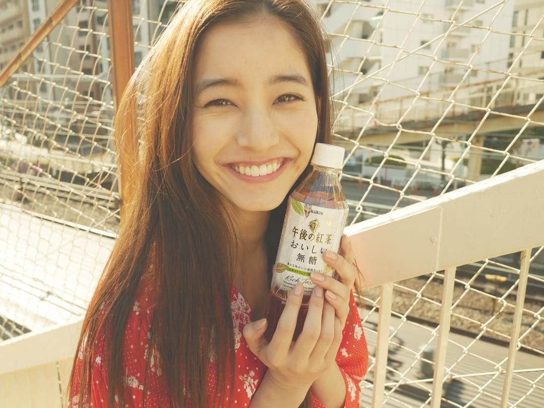 新木優子さんのインスタグラム写真 - (新木優子Instagram)「KIRIN 午後の紅茶 おいしい無糖のCMはもうチェックしていただけましたか☺️⁇ ナチュラルだけど大人っぽく自然体で素敵に撮っていただきました♪  写真はメイクのともちゃんに私のカメラで撮ってもらったんだけど、、中々ピントが合わなくて苦戦しました🤣 なんで合わなかったんだろう、、、🤔 でもピンボケしてるのもまたいい感じに☺️」3月25日 19時00分 - yuuuuukko_