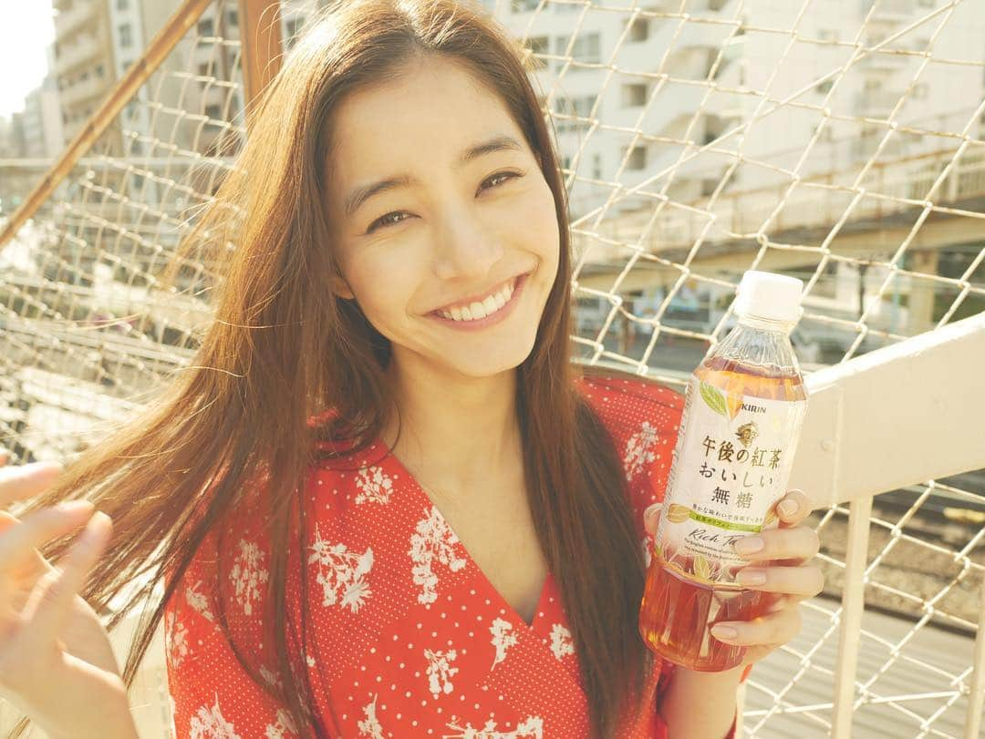 新木優子さんのインスタグラム写真 - (新木優子Instagram)「KIRIN 午後の紅茶 おいしい無糖のCMはもうチェックしていただけましたか☺️⁇ ナチュラルだけど大人っぽく自然体で素敵に撮っていただきました♪  写真はメイクのともちゃんに私のカメラで撮ってもらったんだけど、、中々ピントが合わなくて苦戦しました🤣 なんで合わなかったんだろう、、、🤔 でもピンボケしてるのもまたいい感じに☺️」3月25日 19時00分 - yuuuuukko_