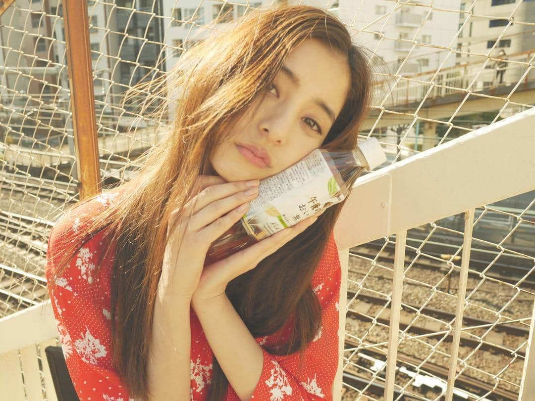 新木優子さんのインスタグラム写真 - (新木優子Instagram)「KIRIN 午後の紅茶 おいしい無糖のCMはもうチェックしていただけましたか☺️⁇ ナチュラルだけど大人っぽく自然体で素敵に撮っていただきました♪  写真はメイクのともちゃんに私のカメラで撮ってもらったんだけど、、中々ピントが合わなくて苦戦しました🤣 なんで合わなかったんだろう、、、🤔 でもピンボケしてるのもまたいい感じに☺️」3月25日 19時00分 - yuuuuukko_