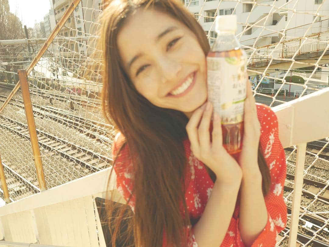 新木優子さんのインスタグラム写真 - (新木優子Instagram)「KIRIN 午後の紅茶 おいしい無糖のCMはもうチェックしていただけましたか☺️⁇ ナチュラルだけど大人っぽく自然体で素敵に撮っていただきました♪  写真はメイクのともちゃんに私のカメラで撮ってもらったんだけど、、中々ピントが合わなくて苦戦しました🤣 なんで合わなかったんだろう、、、🤔 でもピンボケしてるのもまたいい感じに☺️」3月25日 19時00分 - yuuuuukko_